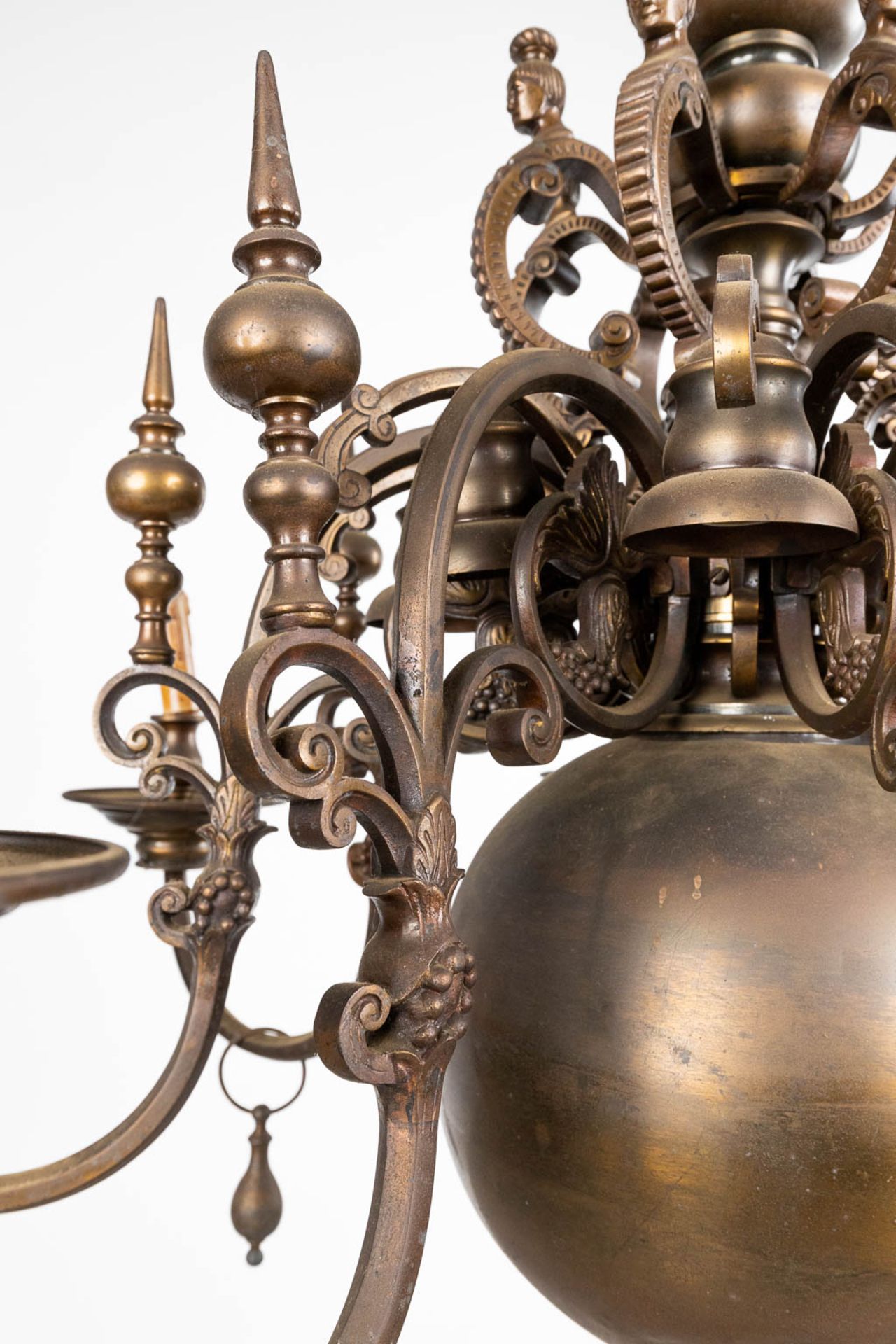 A large Flemish chandelier made of bronze, decorated with a figurine riding a mythological creature. - Bild 4 aus 11