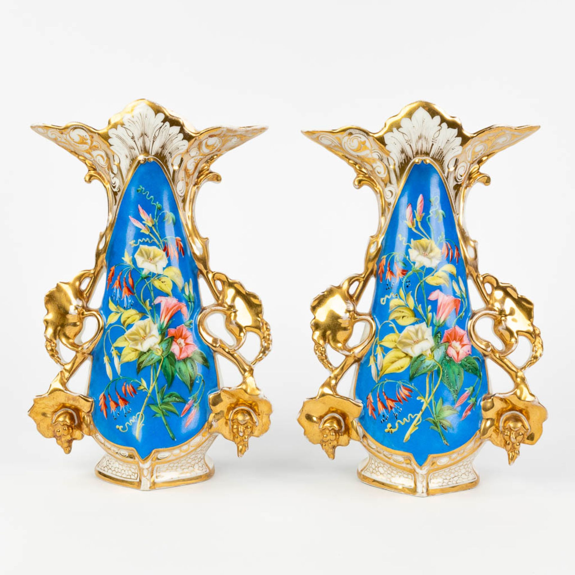 Vieux Bruxelles, A pair of vases with gold and blue decor and decorated with flowers (W:21 x H:32 cm