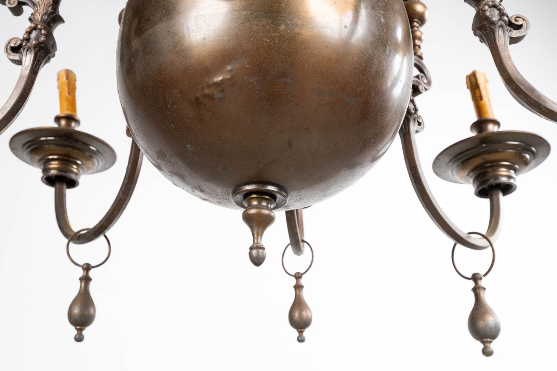 A large Flemish chandelier made of bronze, decorated with a figurine riding a mythological creature. - Bild 10 aus 11