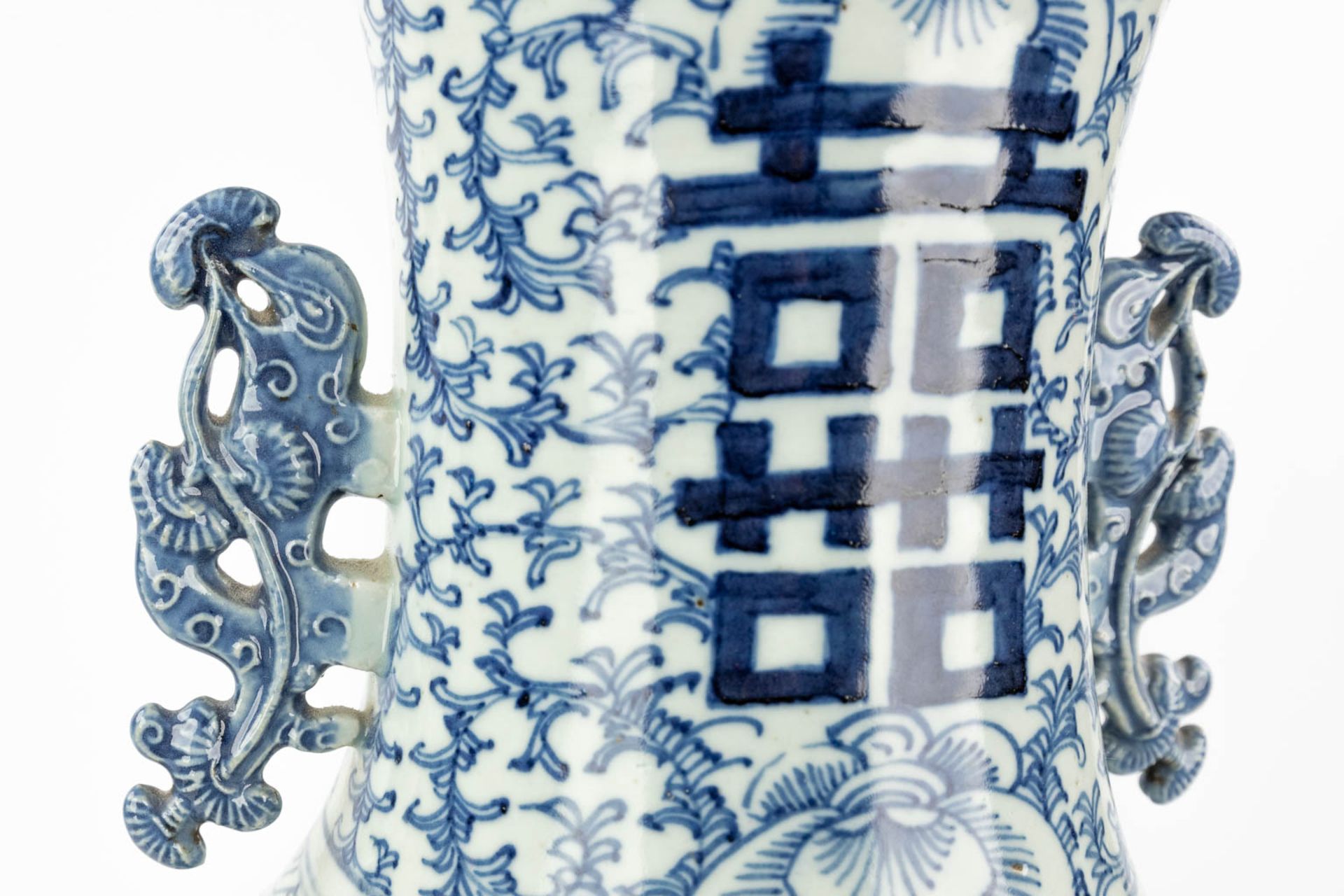 A Chinese vase with blue-white decor and a double Xi sign of happiness. 19th/20th C. (H:61 x D:23 c - Bild 8 aus 12