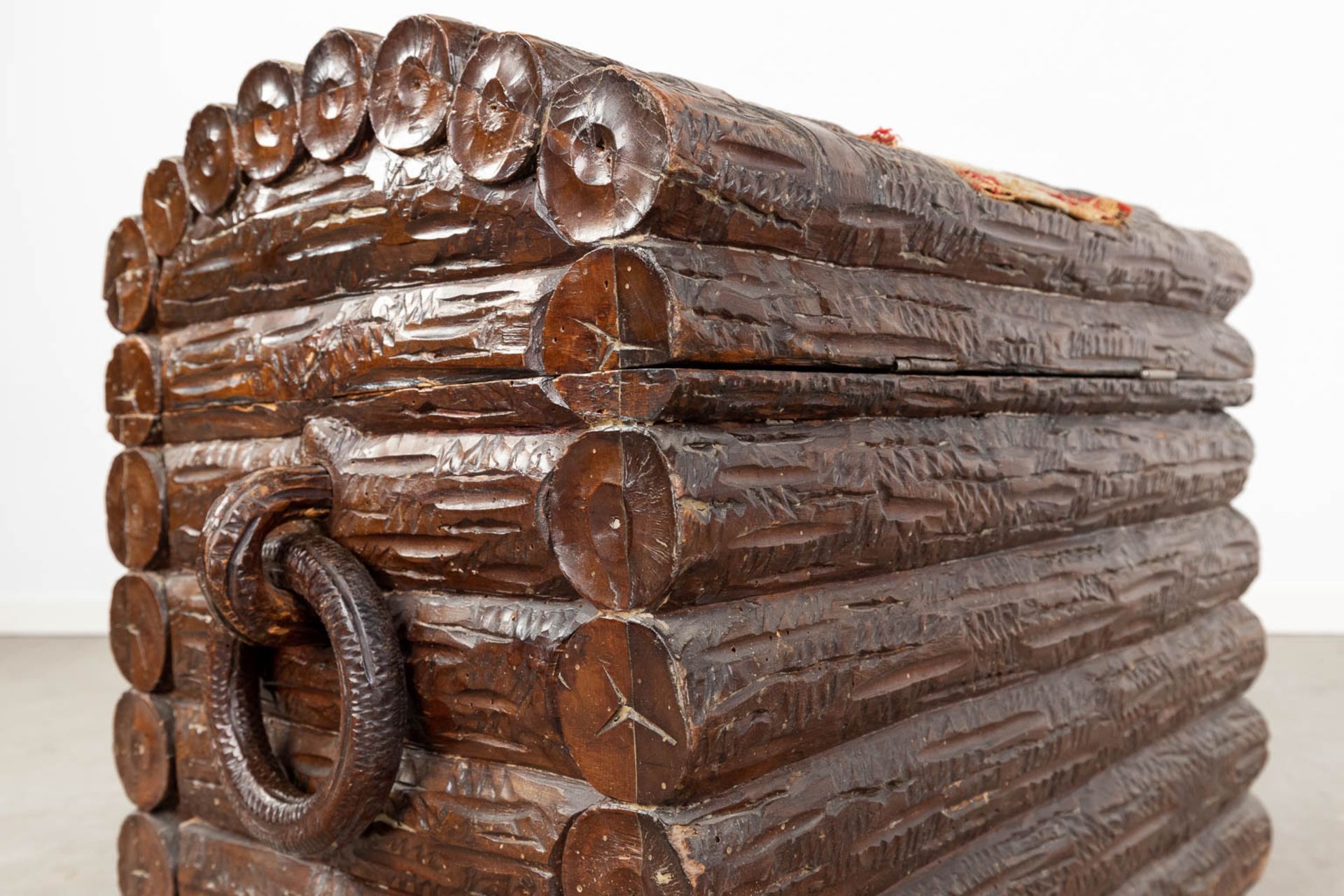 A decorative chest with wood sculptures finished with fabric. (L:39 x W:64 x H:51 cm) - Bild 8 aus 15