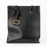 Delvaux, a 'Tote Bag' made of black leather with gold-plated hardware. (W:31,5 x H:37,5 cm)