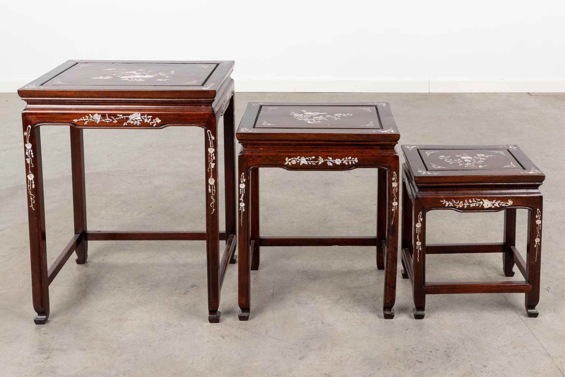 A set of Oriental cigogne side tables and a chair, decorated with mother of pearl. (L:55 x W:55 x H: - Bild 13 aus 18