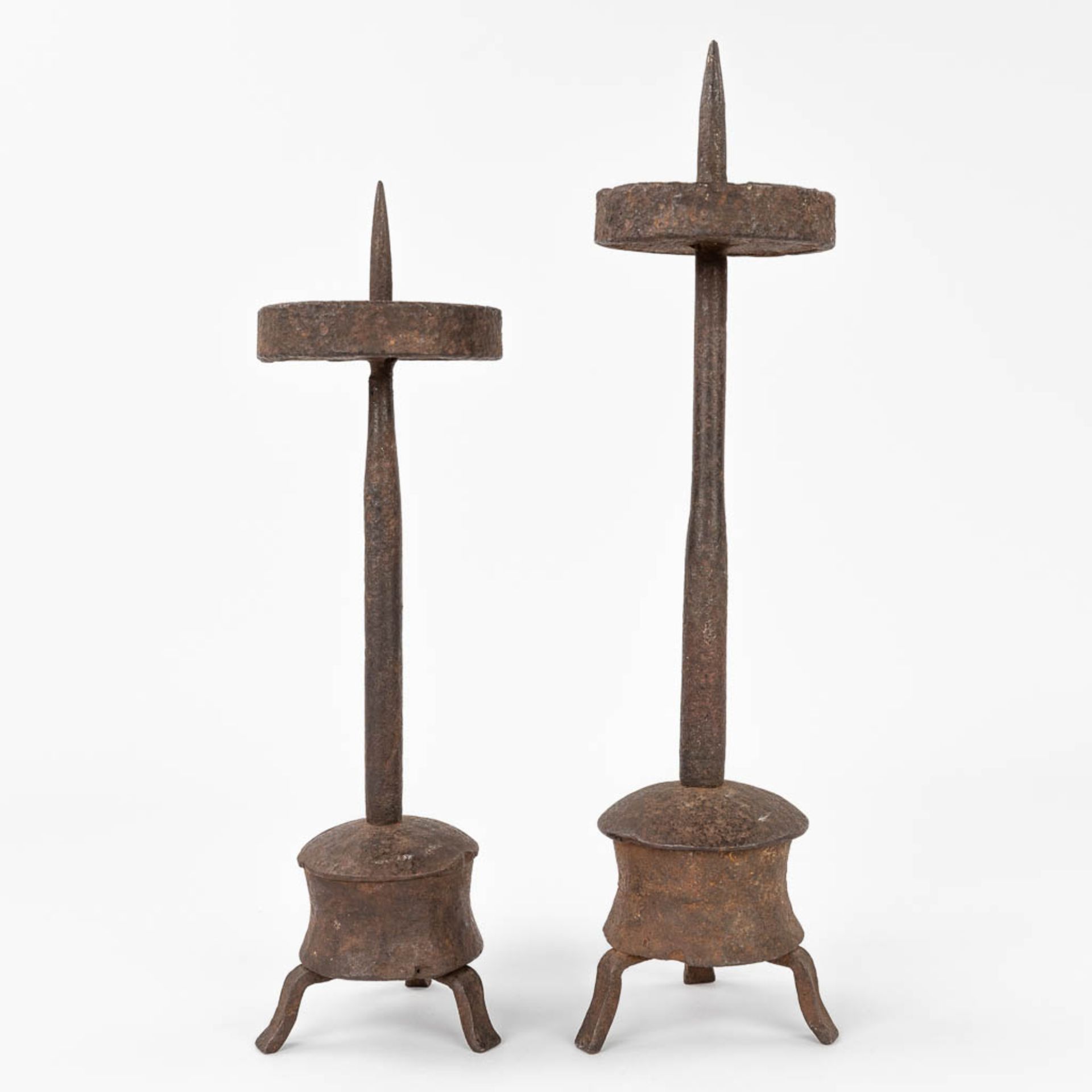 A pair of antique candlesticks made of wrought iron. Probably made in Southern Europe. (H:34 cm) - Image 3 of 16