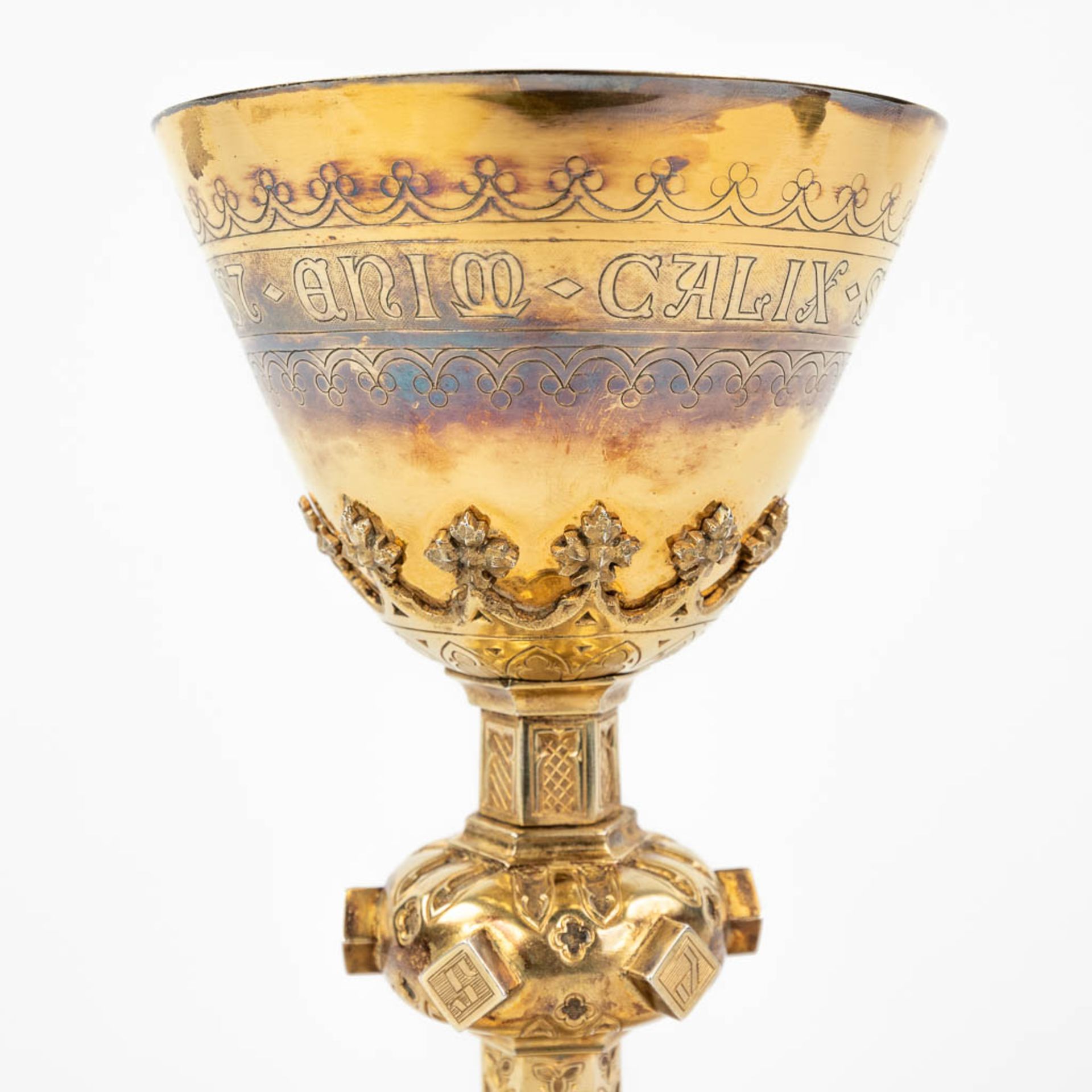 A gothic revival chalice with paten, spoon and sacramental bread box in the original box. (H:22,5 x - Image 15 of 25