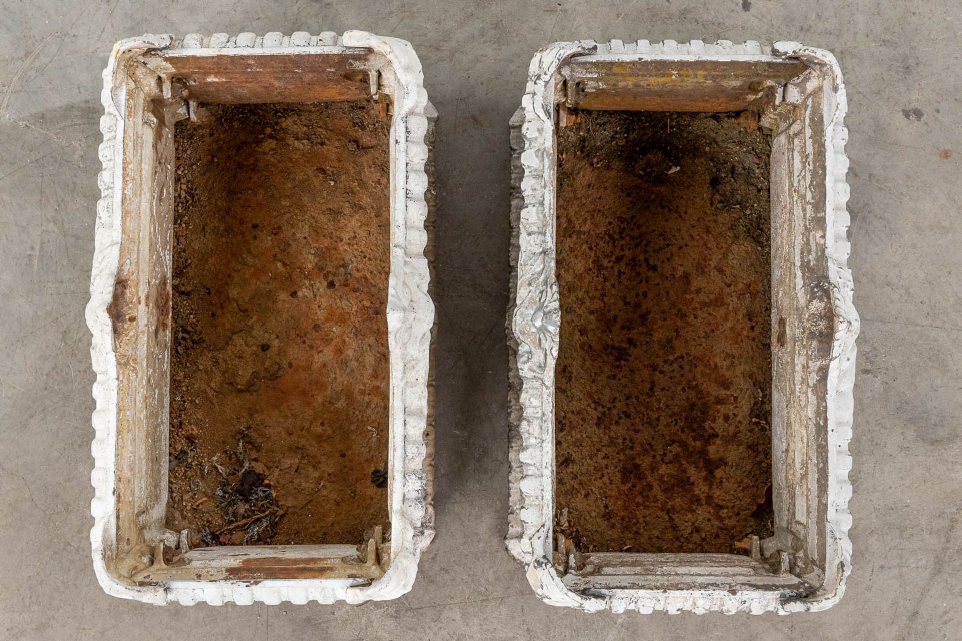 A pair of rectangular flower vases, made of cast-iron. (L:31 x W:52 x H:30 cm) - Bild 7 aus 10