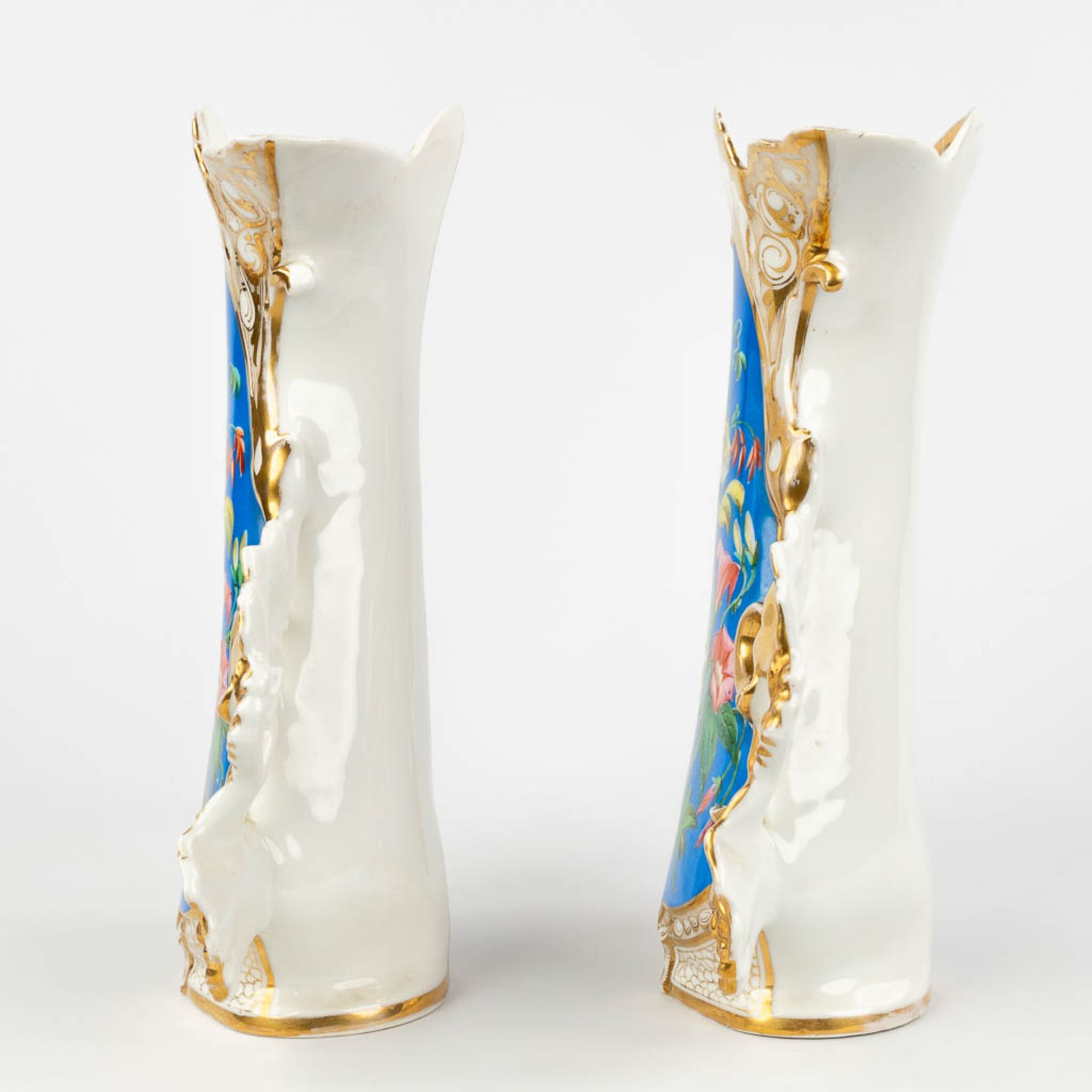 Vieux Bruxelles, A pair of vases with gold and blue decor and decorated with flowers (W:21 x H:32 cm - Bild 3 aus 13