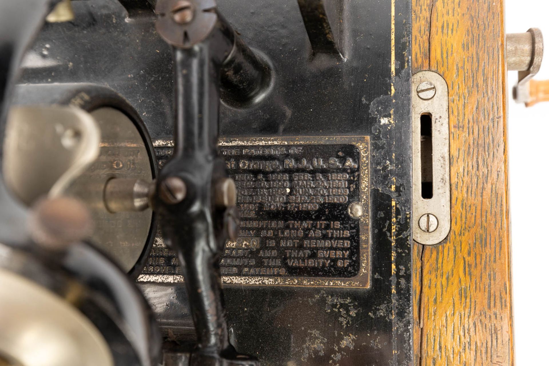 Edison Standard Phonograph, A vintage phonograph with a large copper horn, in a wood box. (W:40 x H: - Bild 15 aus 17