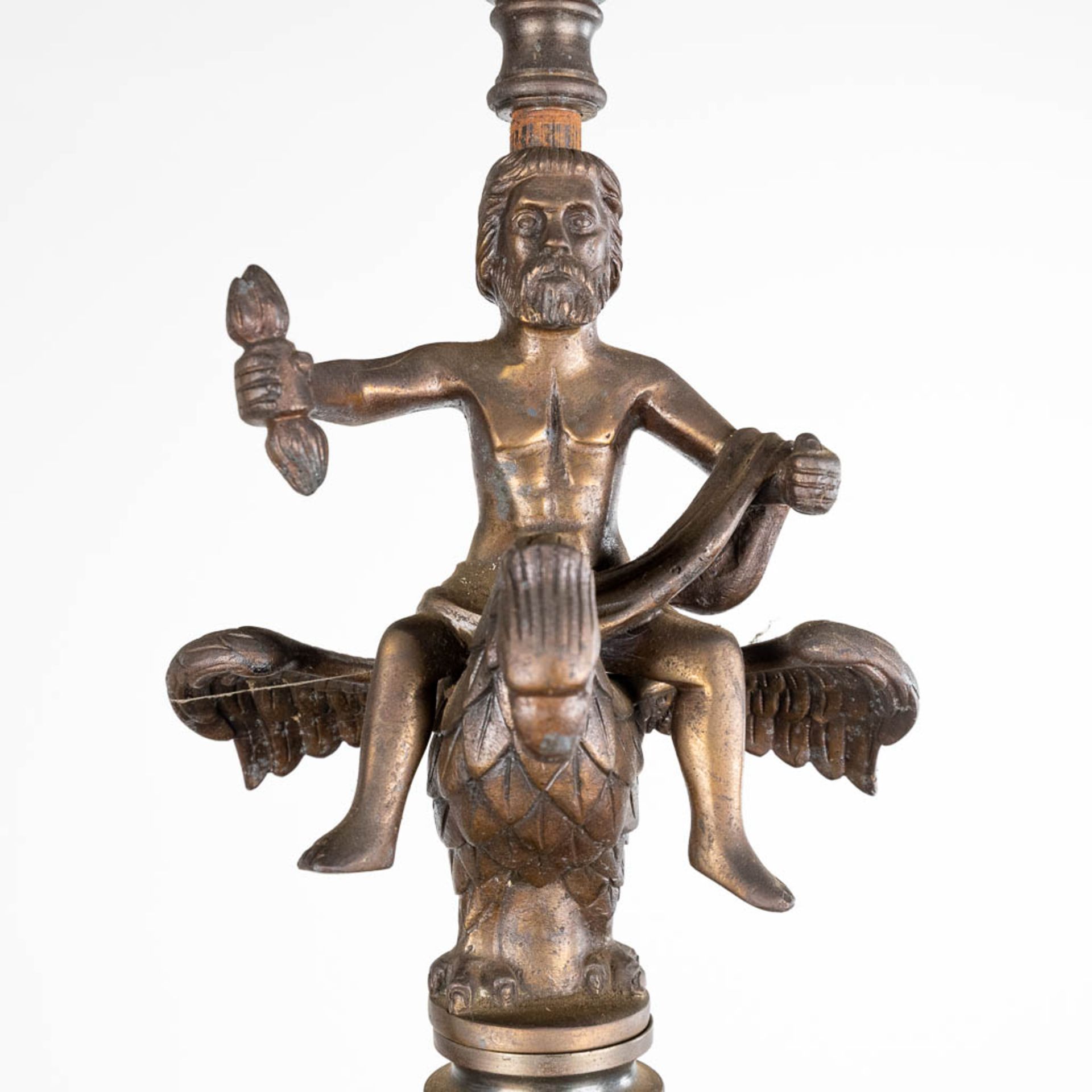 A large Flemish chandelier made of bronze, decorated with a figurine riding a mythological creature. - Bild 7 aus 11