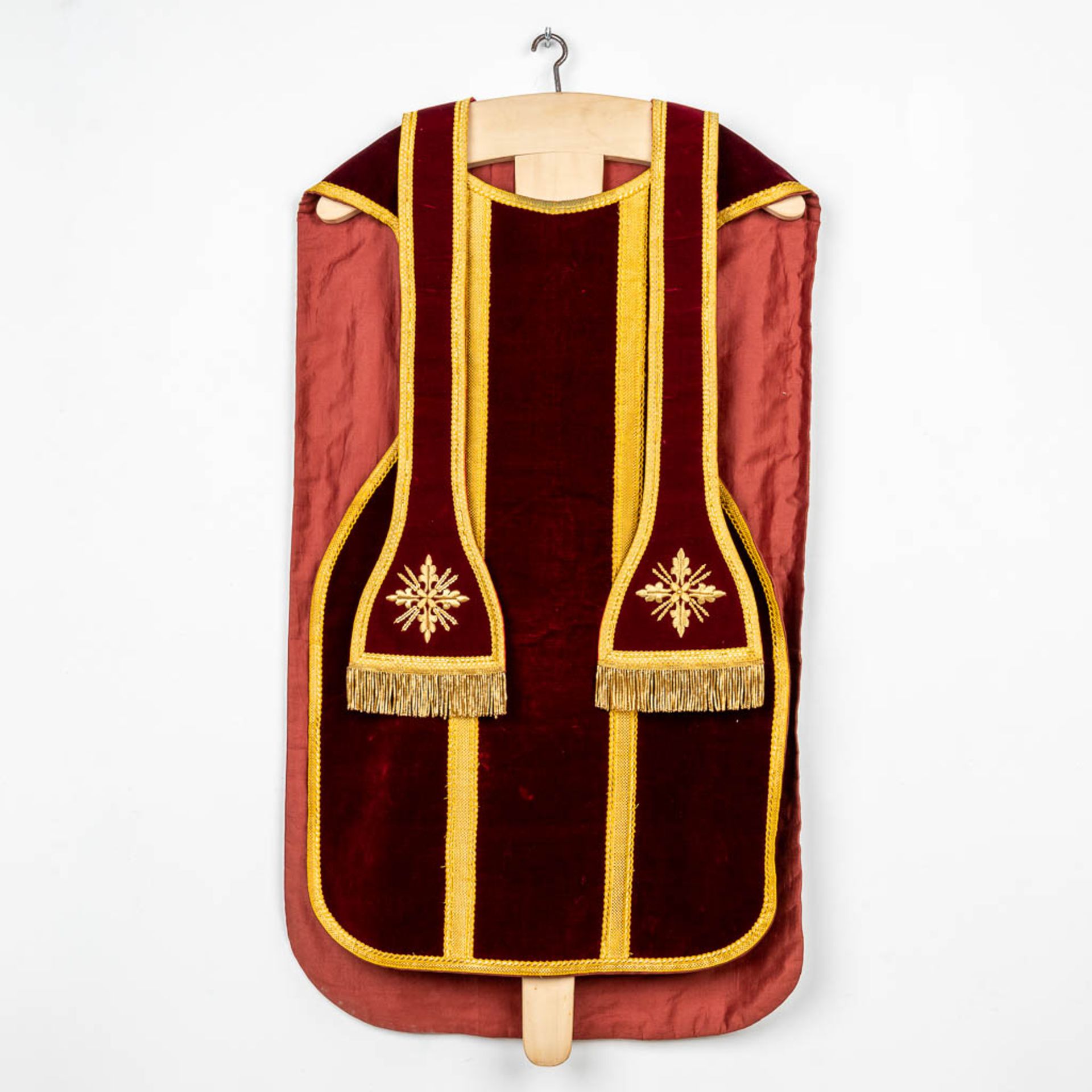 An antique Dalmatic and two Roman Chasubles, embroidered with thick gold thread. (H:108 cm) - Bild 24 aus 29