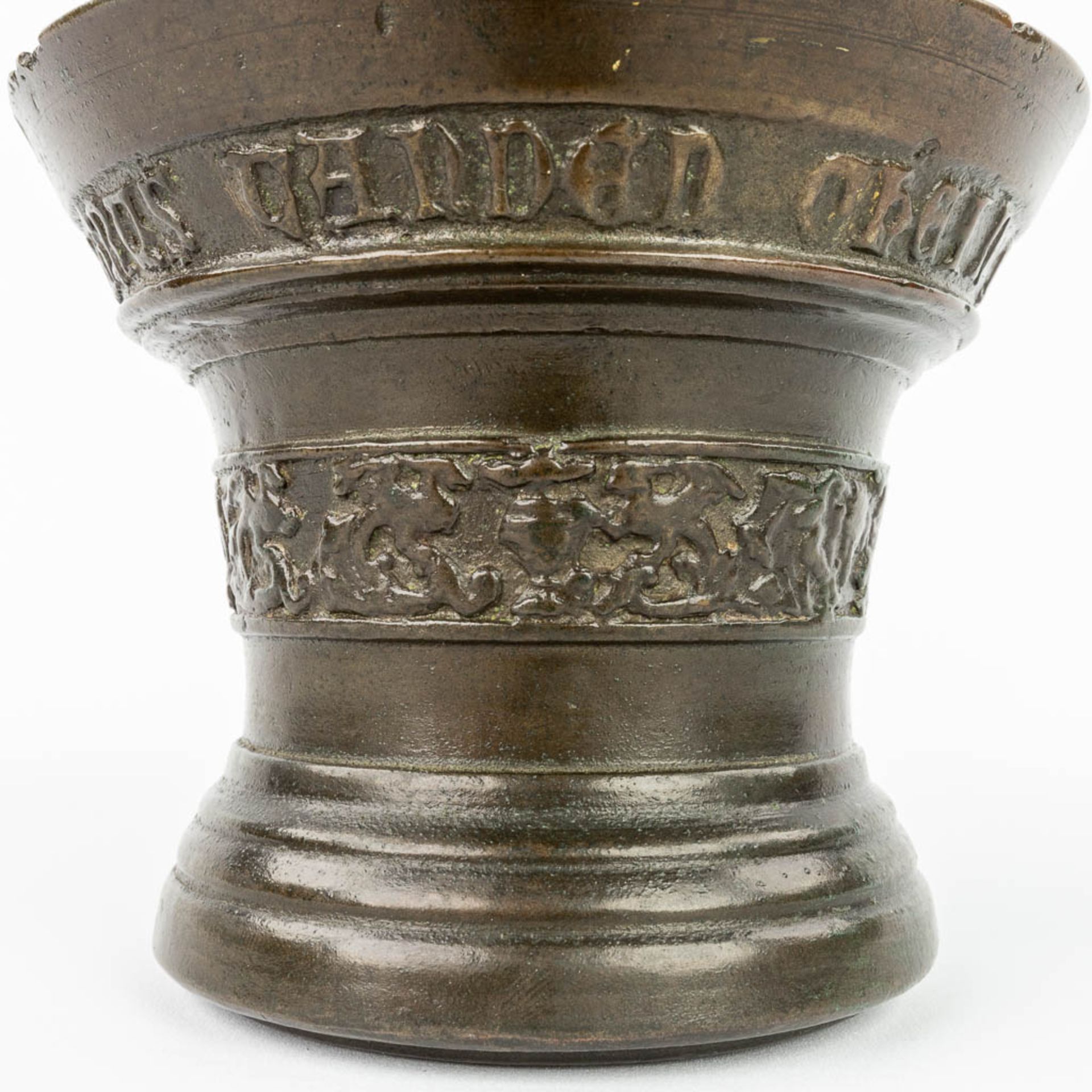 An antique mortar, made of bronze and marked 'Petrus Vanden Gheyn Me ficit 1580'. 16th C. (H:10,5 x - Image 12 of 15