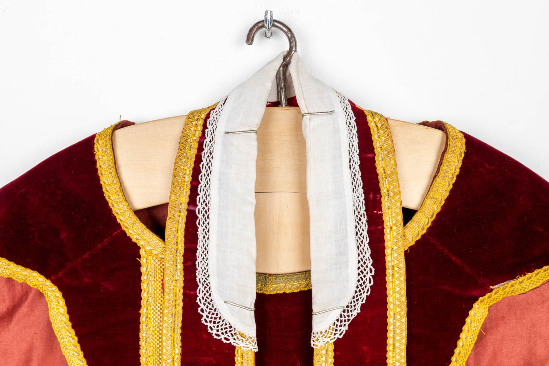 An antique Dalmatic and two Roman Chasubles, embroidered with thick gold thread. (H:108 cm) - Bild 28 aus 29