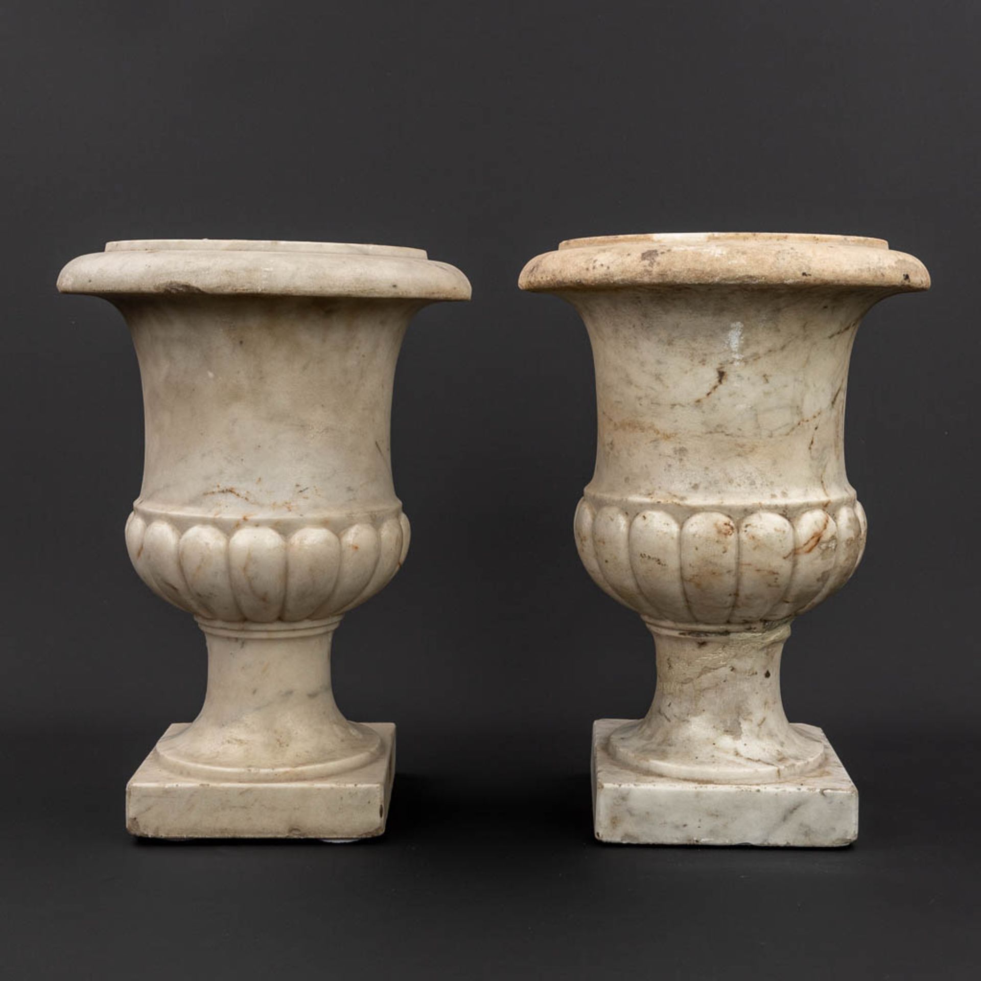 A pair of marble urns 'Medici Vases' made of sculptured marble, 18th C. (H:36 x D:26 cm) - Image 4 of 11