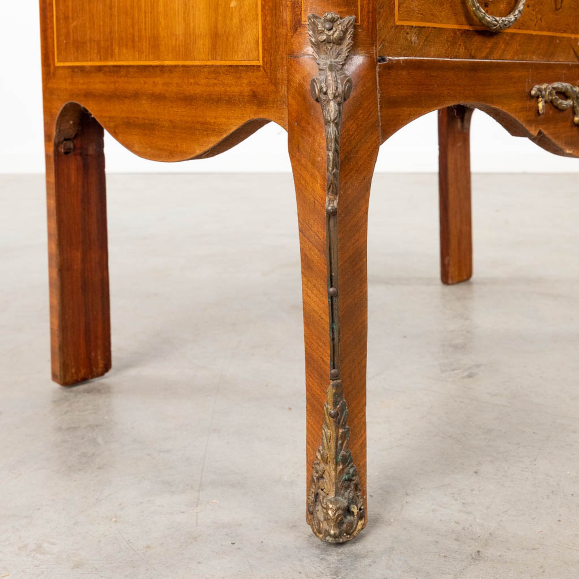 A 7 drawer cabinet finished with marquetry inlay and a marble top. Circa 1970. (L:43 x W:77 x H:135 - Bild 12 aus 14