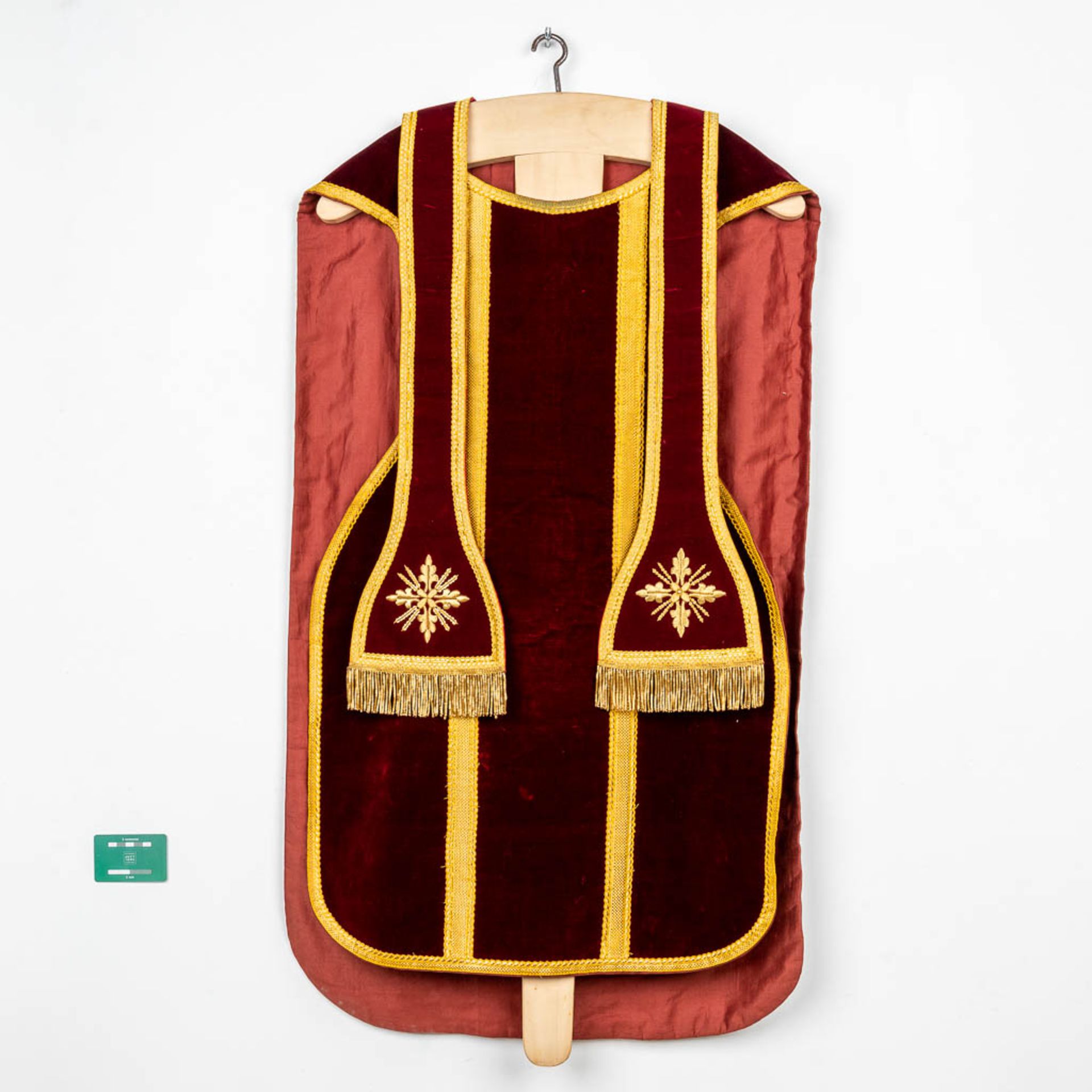 An antique Dalmatic and two Roman Chasubles, embroidered with thick gold thread. (H:108 cm) - Bild 23 aus 29