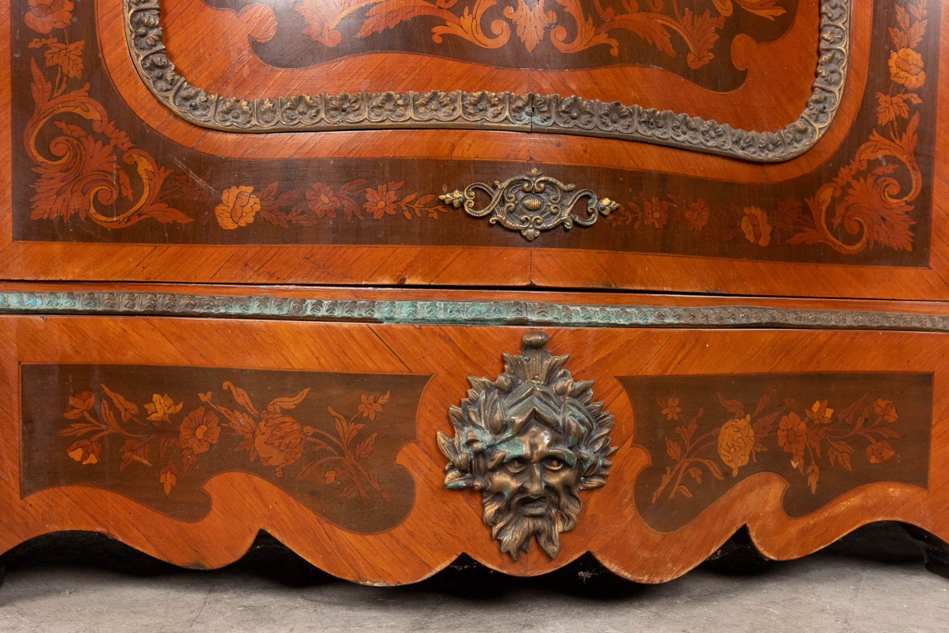 A one door commode, decorated with marquetry inlay and mounted with bronze. 20th century. (L:47 x W - Bild 12 aus 18