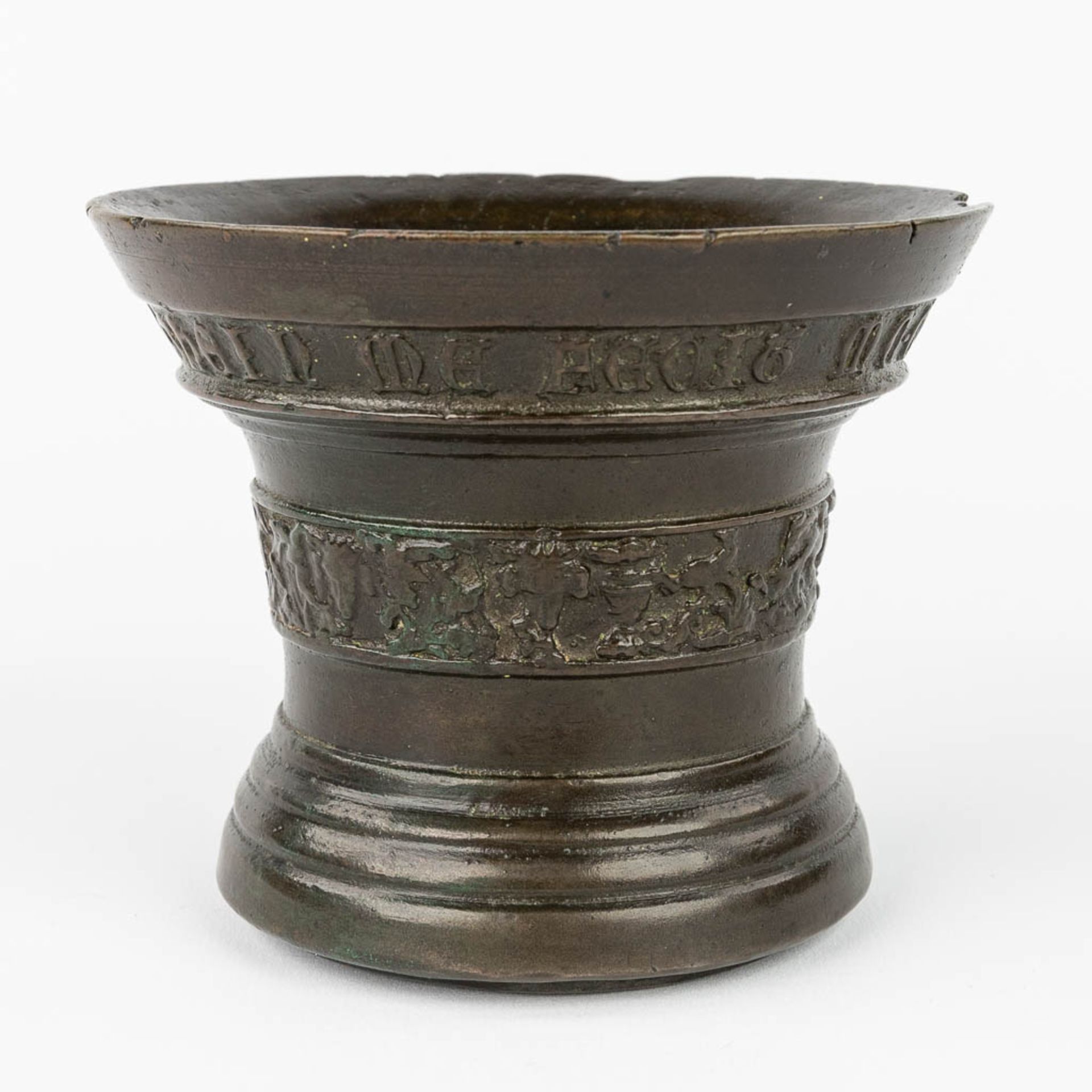 An antique mortar, made of bronze and marked 'Petrus Vanden Gheyn Me ficit 1580'. 16th C. (H:10,5 x - Image 3 of 15