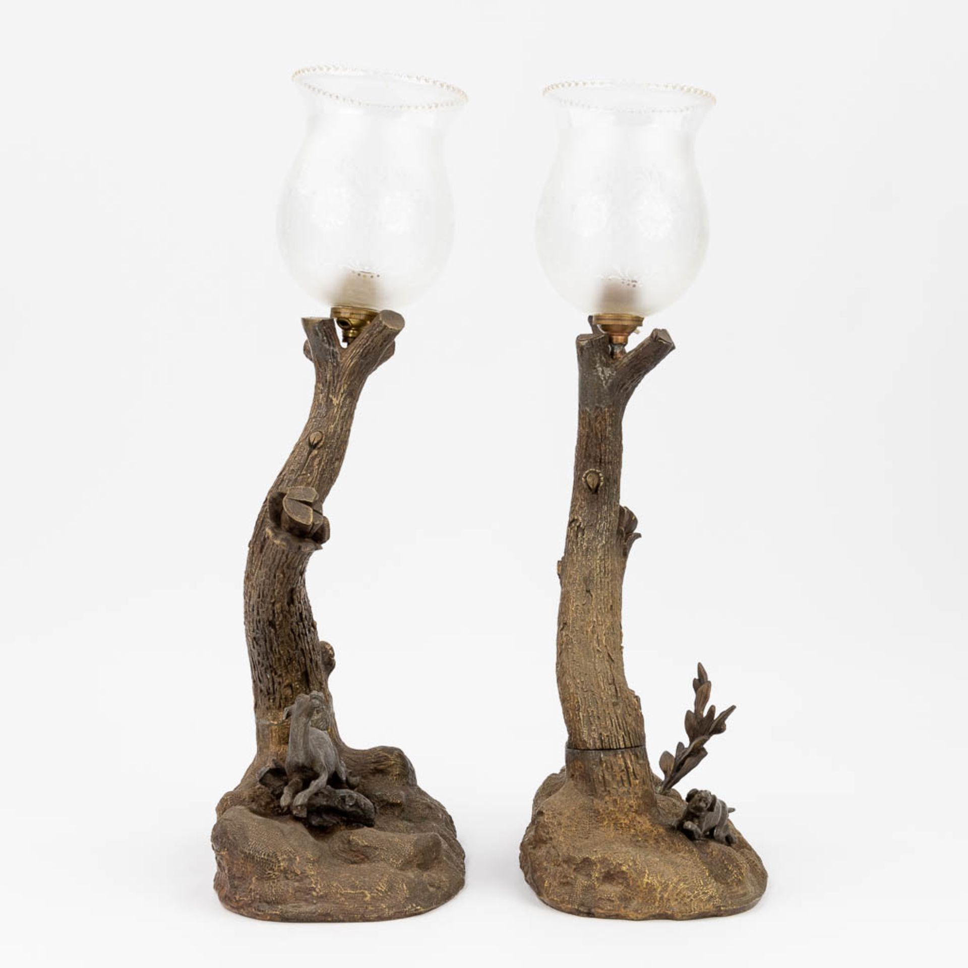 A pair of table lamps with hunting scnes, probably Vienna bronze. Circa 1900. (L:15 x W:23 x H:47 - Image 4 of 10