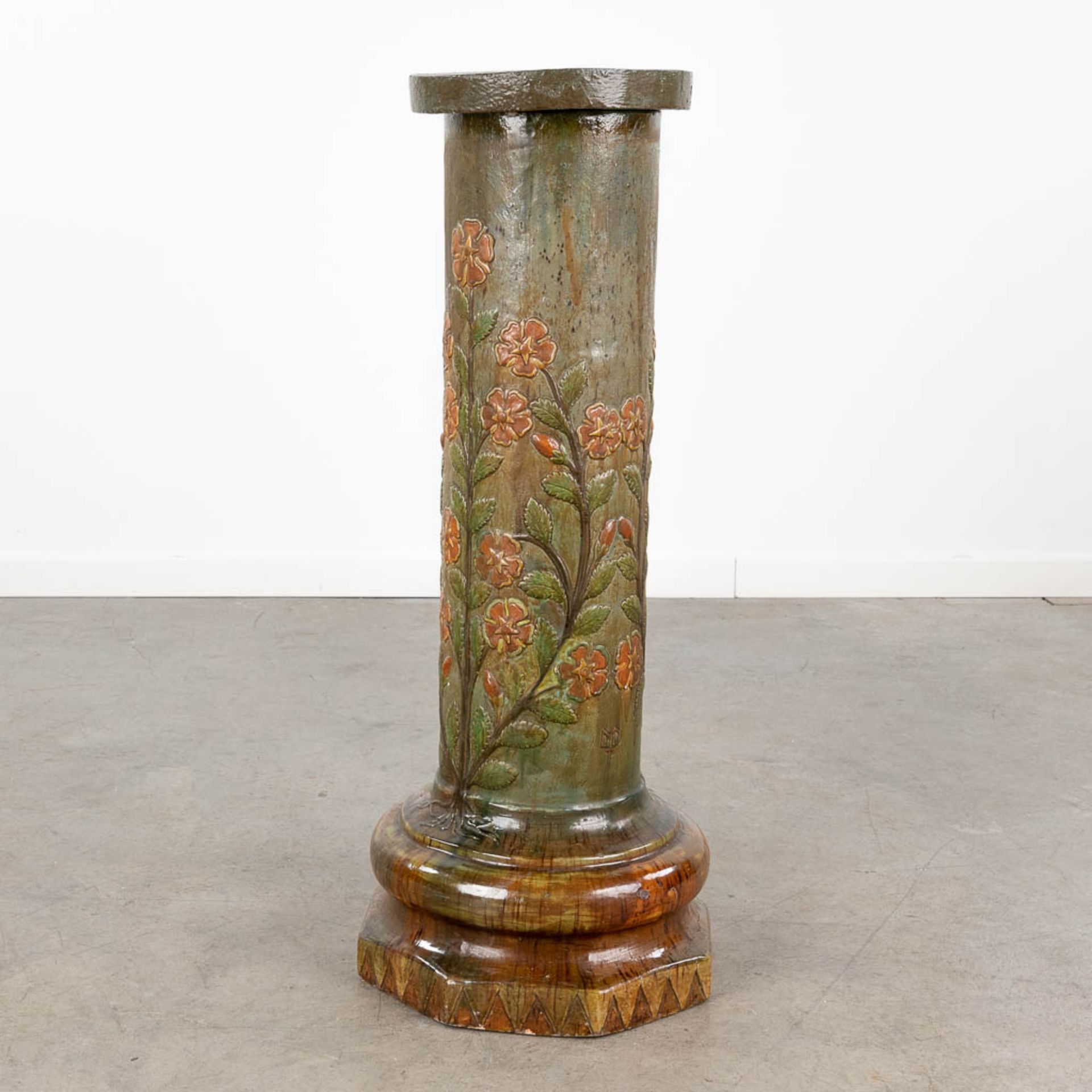 LŽo MAES DECOCK (XIX-XX), Torhout. A pedestal with floral decor made of flemish earthenware. (L:33 - Bild 9 aus 16