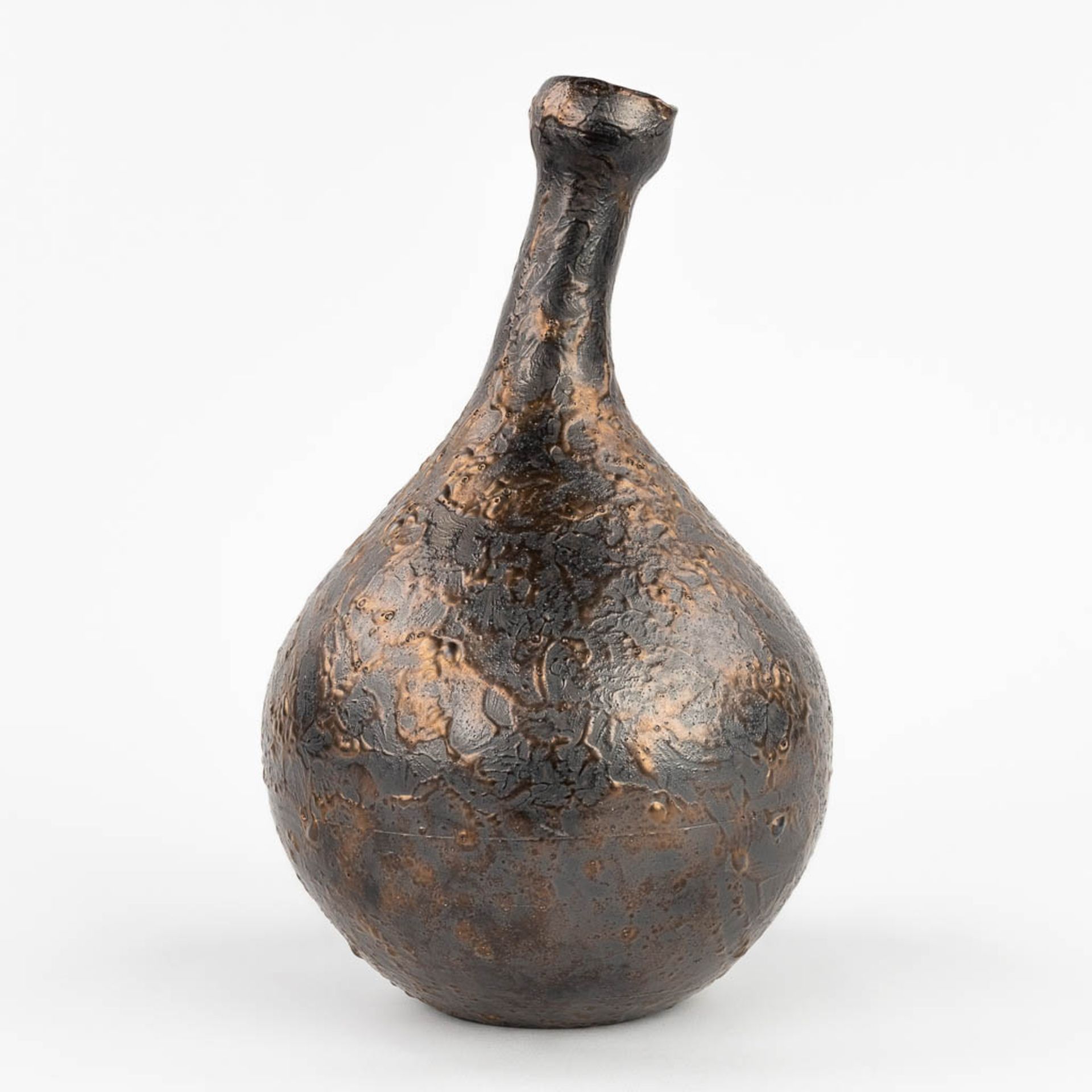Elisabeth VANDEWEGHE (XX-XXI) A vase with metal glaze for Perignem (W:19 x H:31 cm)