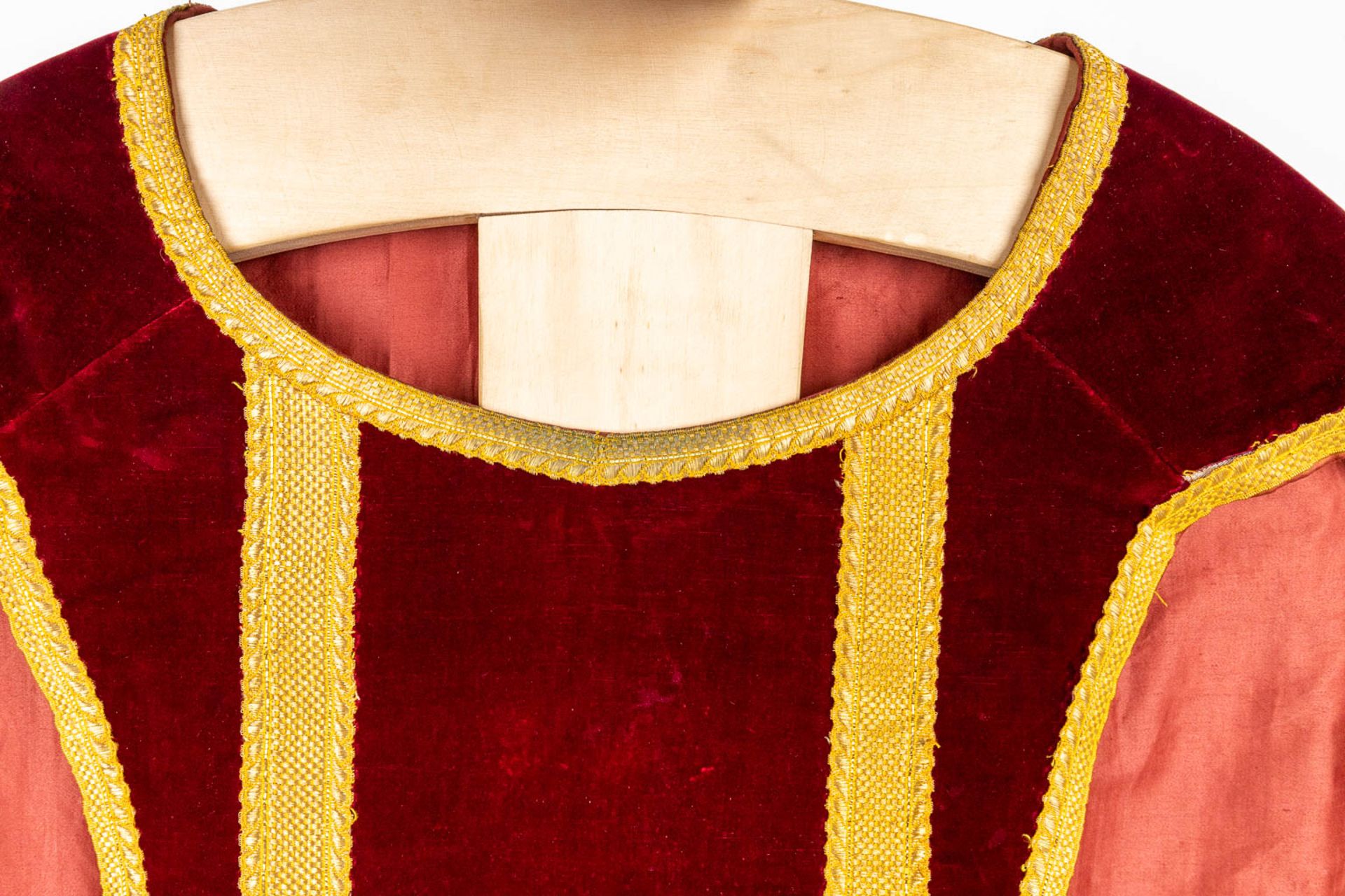 An antique Dalmatic and two Roman Chasubles, embroidered with thick gold thread. (H:108 cm) - Bild 29 aus 29