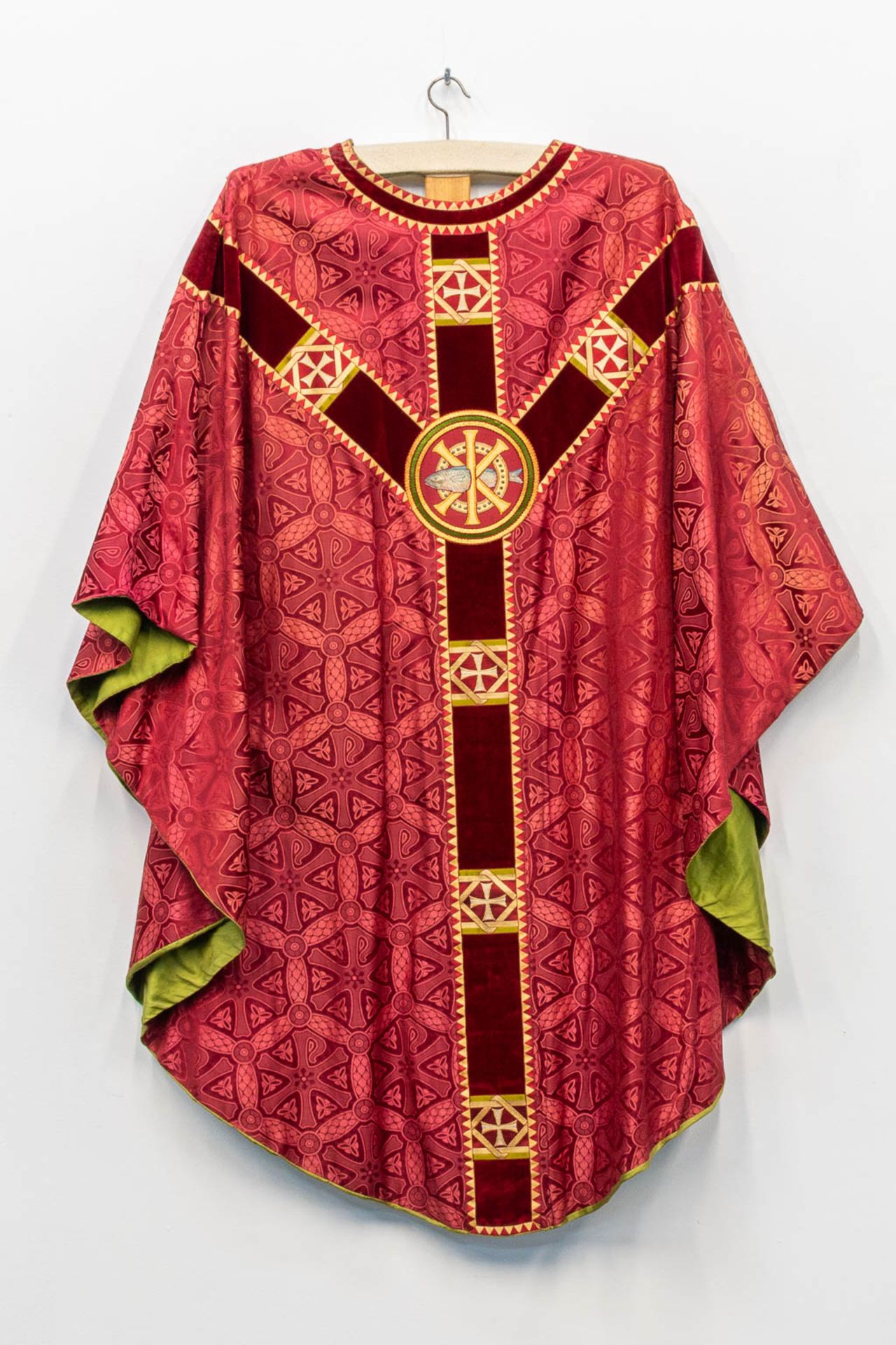 A collection of 4 vintage chasubles. 20th C. - Bild 4 aus 12