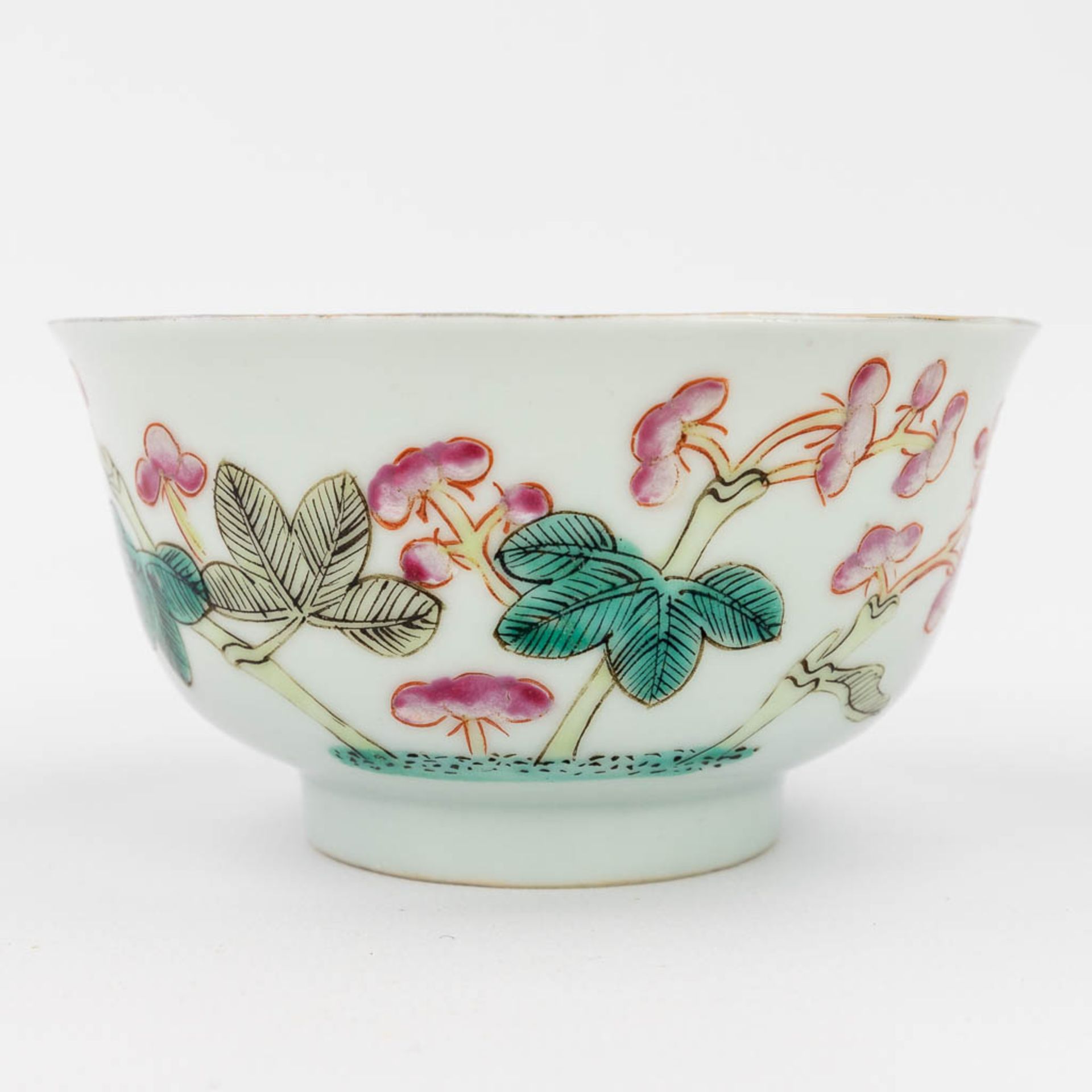 An assembled collection of 19 pieces of cups, saucers, bowls and pots made of Chinese porcelain. (H - Bild 18 aus 30