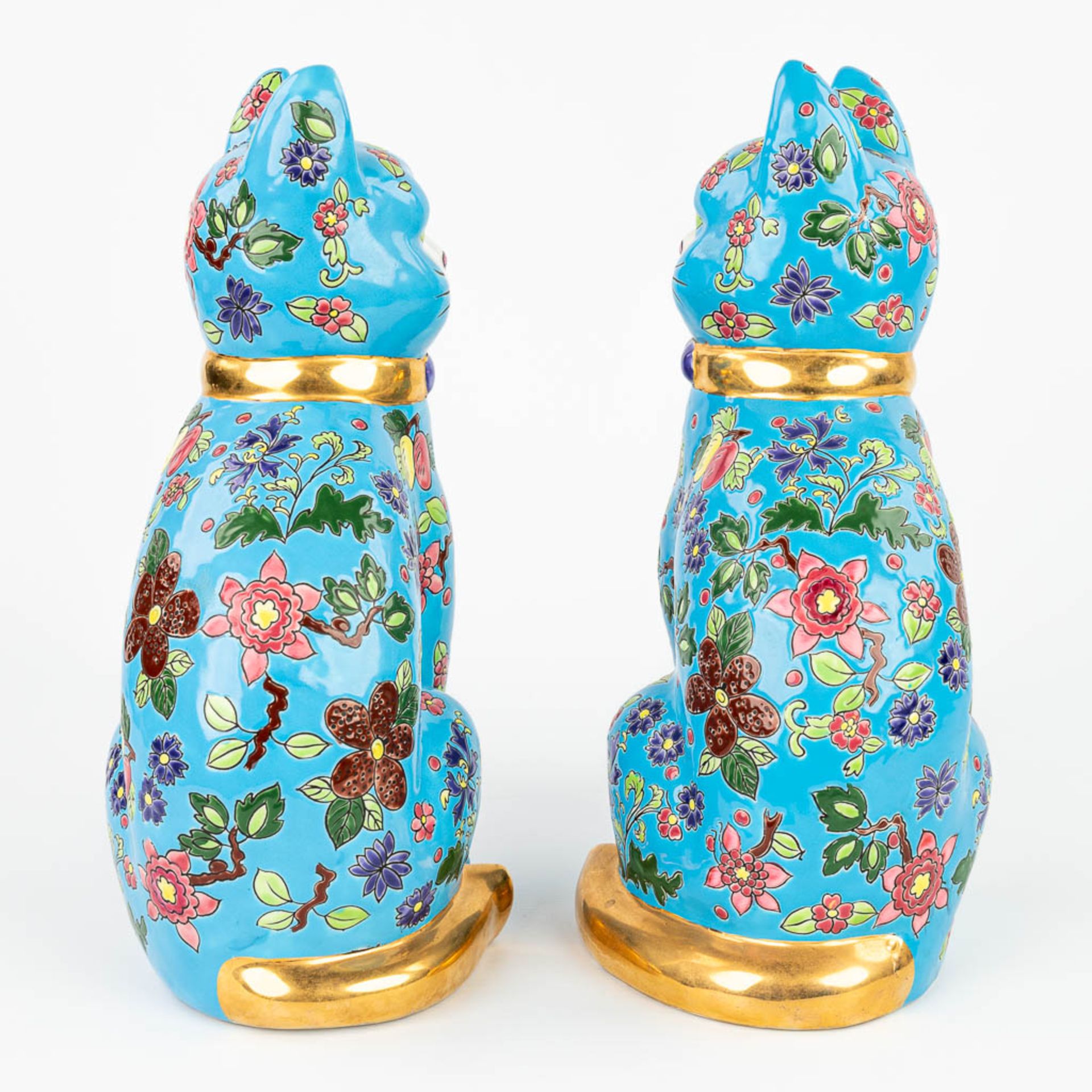 A pair of decorative cats made of glazed faience in the style of 'Emaux de Longwy'. (L:15 x W:18 x H - Image 11 of 11