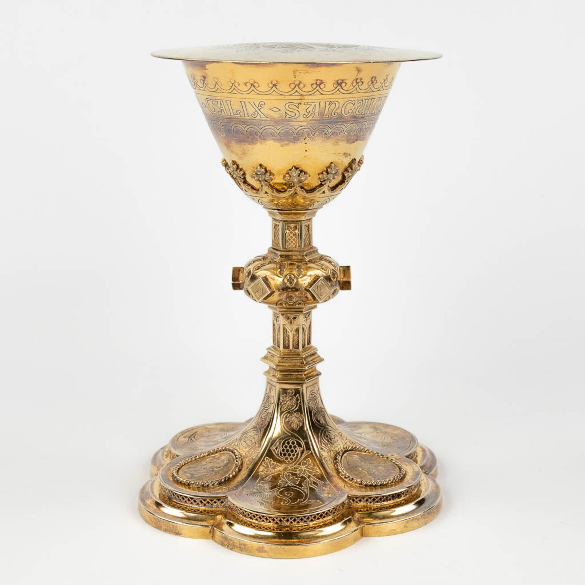 A gothic revival chalice with paten, spoon and sacramental bread box in the original box. (H:22,5 x - Image 6 of 25