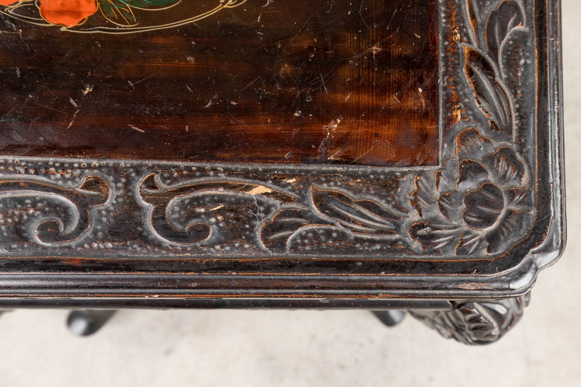 An Oriental stand, hardwood decorated with a floral decor. (L:44 x W:44 x H:61 cm) - Bild 12 aus 12