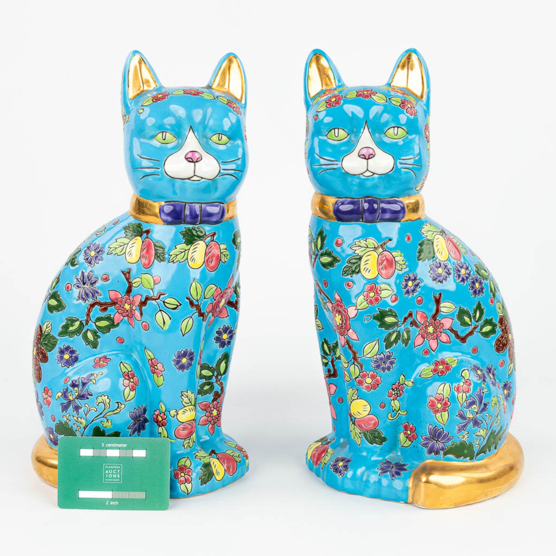 A pair of decorative cats made of glazed faience in the style of 'Emaux de Longwy'. (L:15 x W:18 x H - Image 4 of 11
