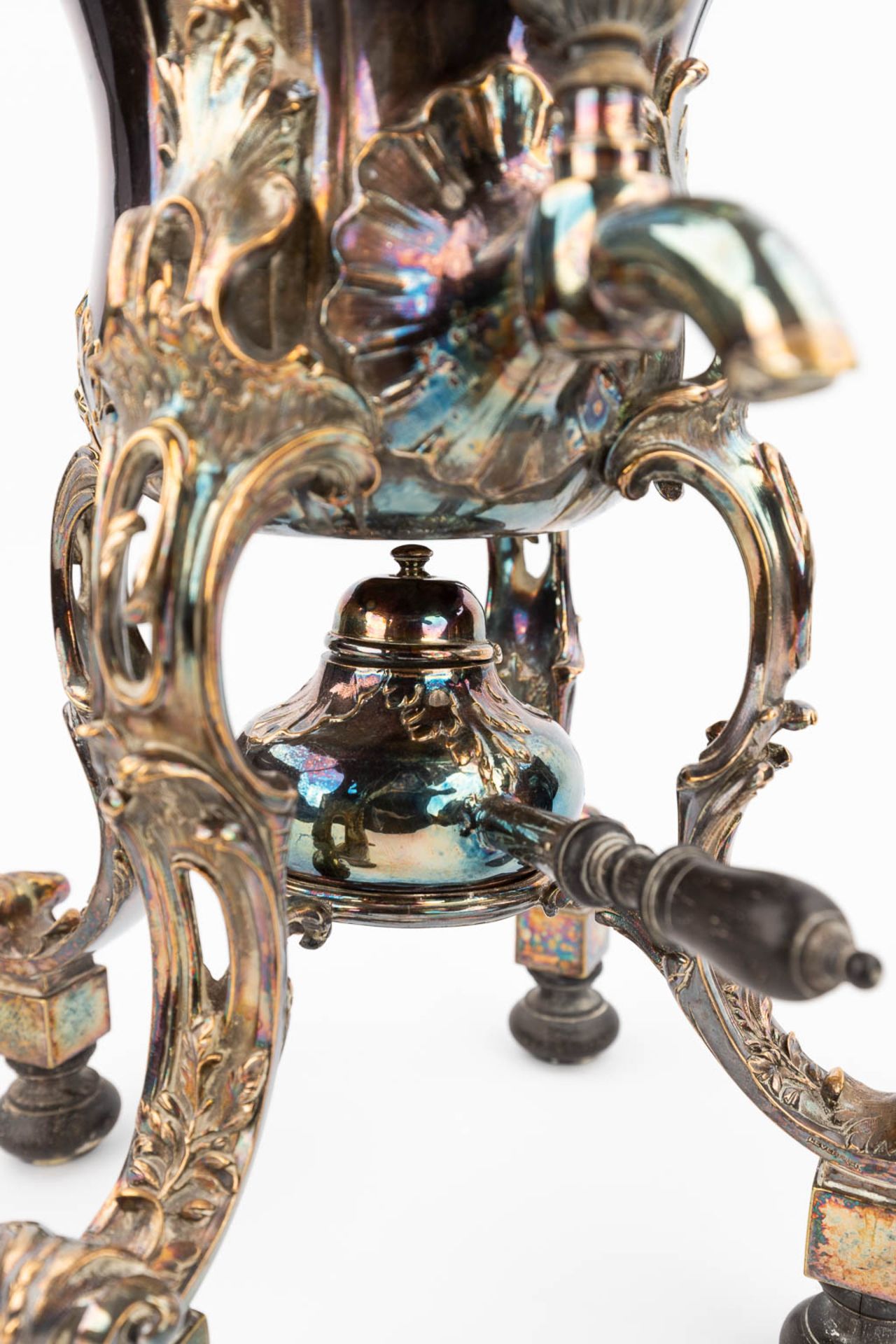 A samovar made of silver-plated metal in Louis XV style. (L:20,5 x W:17 x H:41,5 cm) - Bild 10 aus 15