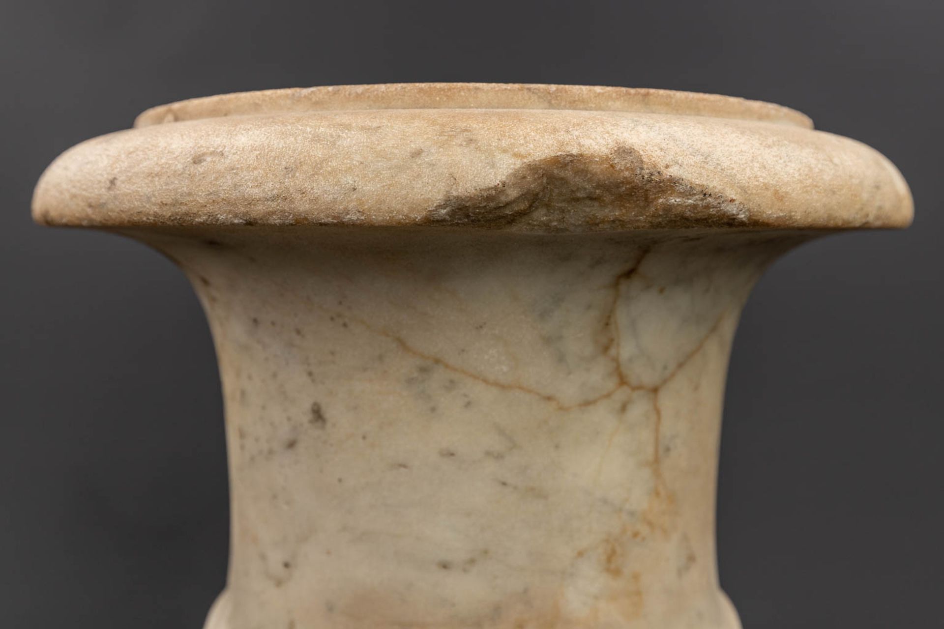 A pair of marble urns 'Medici Vases' made of sculptured marble, 18th C. (H:36 x D:26 cm) - Image 5 of 11