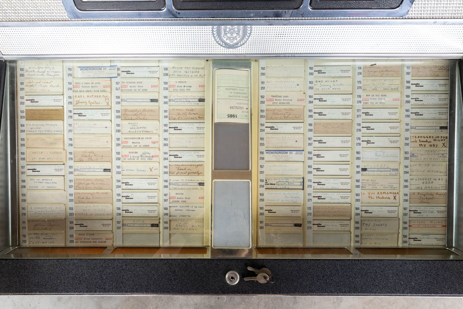 AMI R-81, a vintage jukebox with matching AMI speakers and a control unit. (L:70 x W:106 x H:130 cm - Bild 10 aus 17