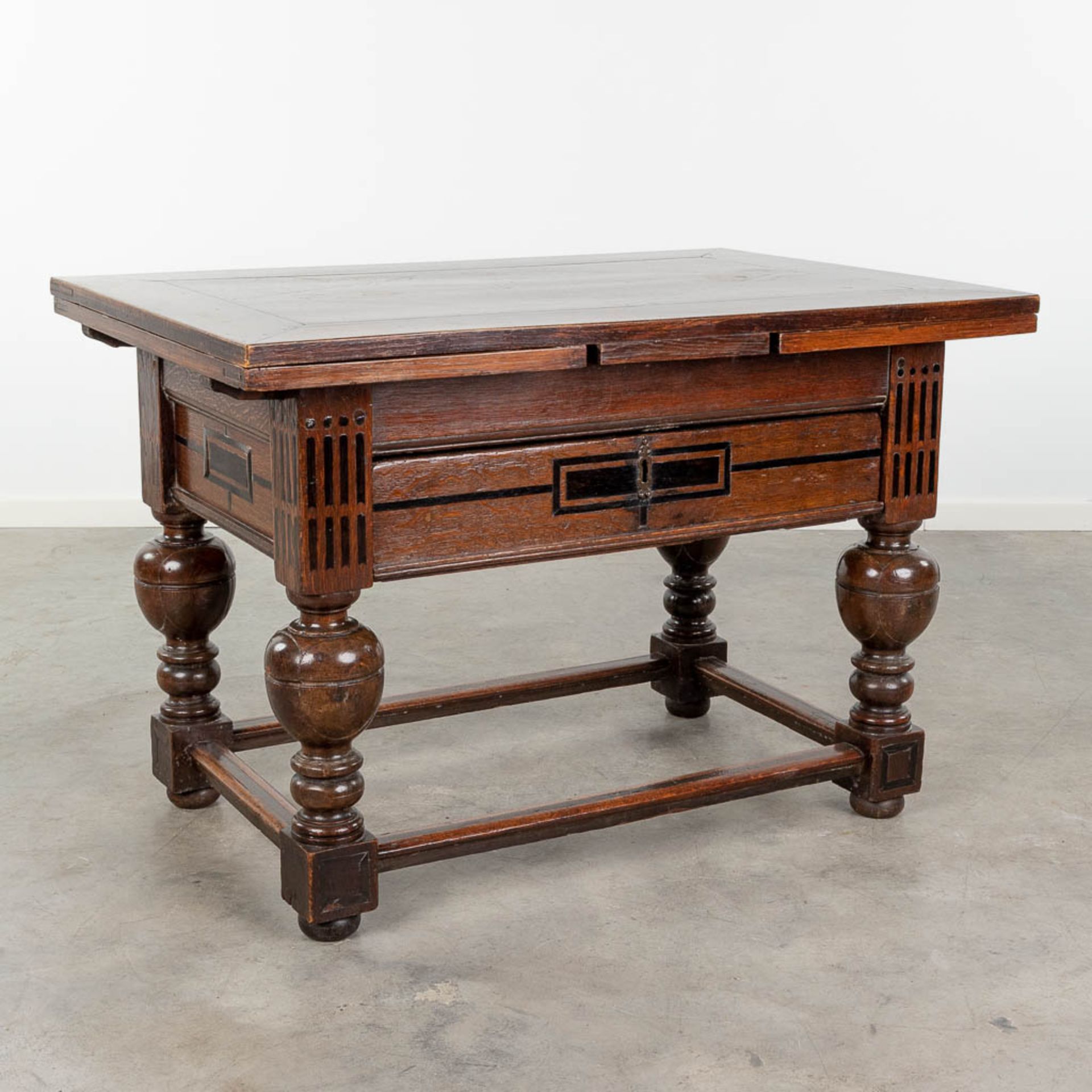 An antique 'Payment Table', made of oak and inlaid with ebony. 17th century. (L:76 x W:113 x H:76 c - Bild 3 aus 19