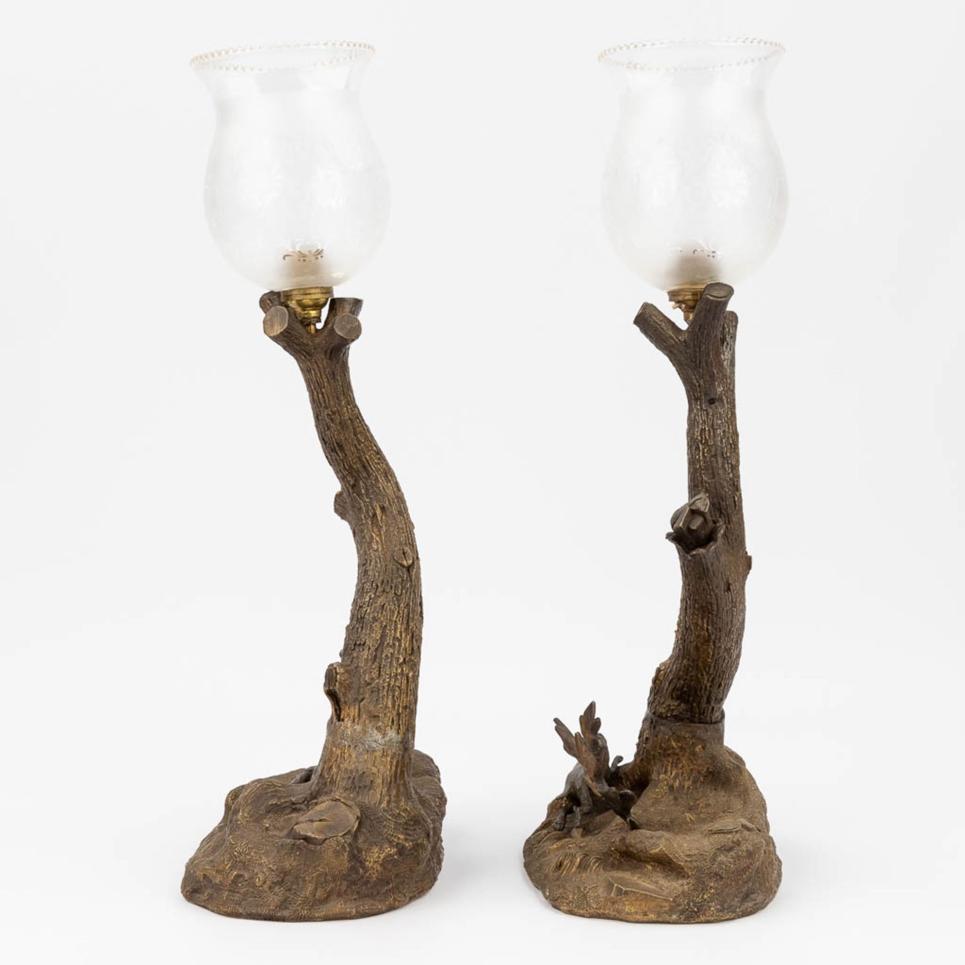 A pair of table lamps with hunting scnes, probably Vienna bronze. Circa 1900. (L:15 x W:23 x H:47 - Image 3 of 10