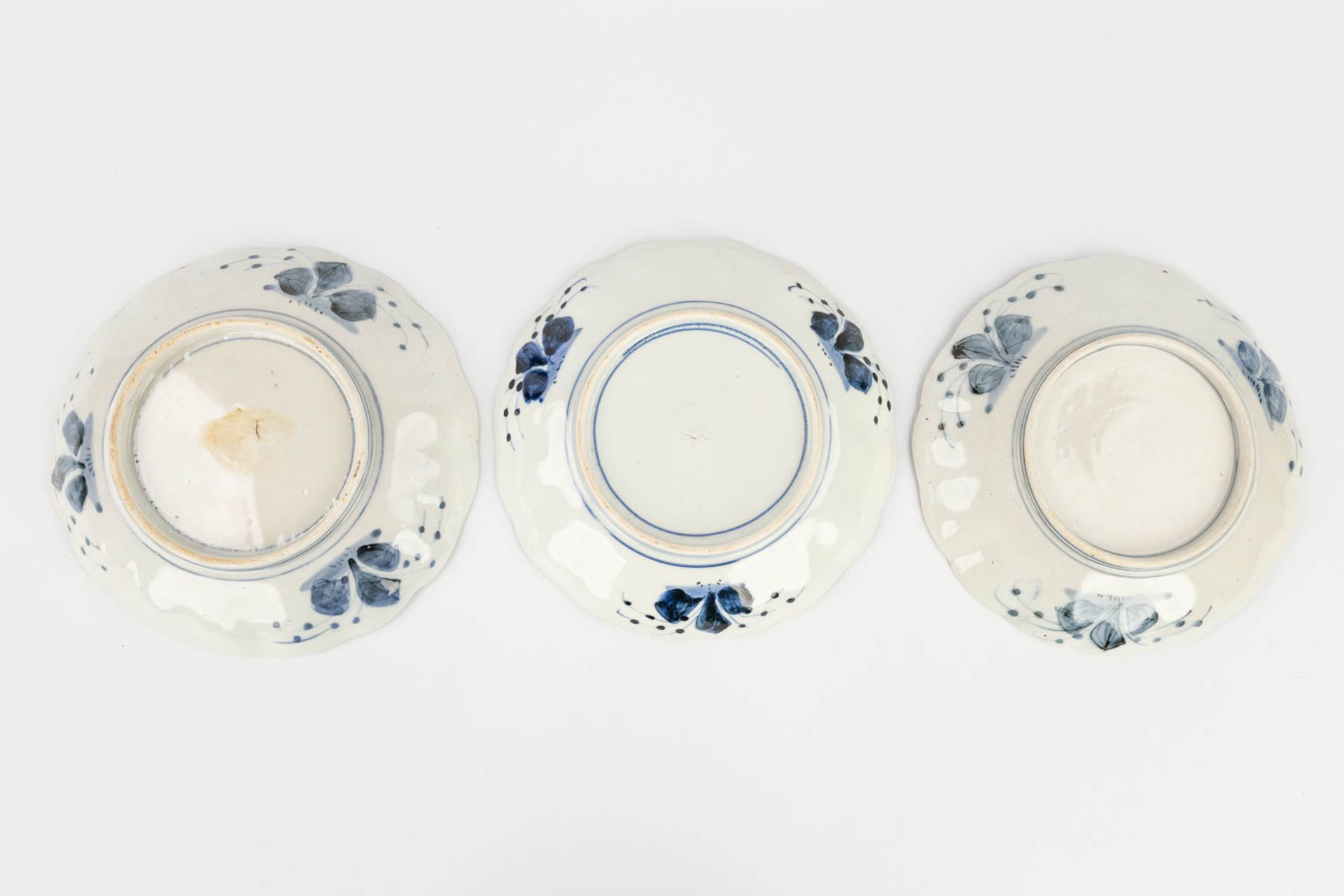 A collection of 30 pieces of porcelain and faience and porcelain, made in Japan, Imari. (H:25,5 x D: - Image 12 of 14