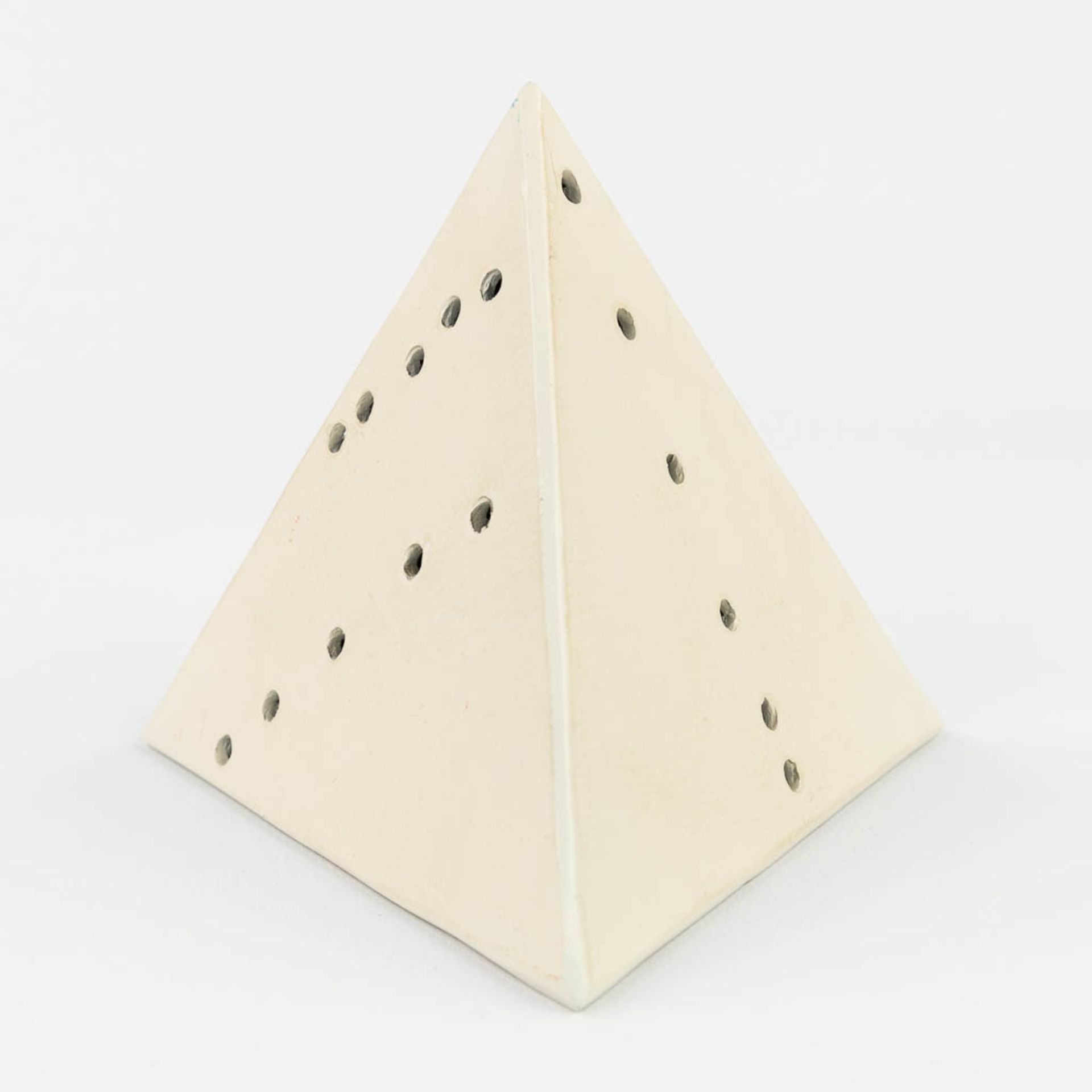 Lucio FONTANA (1899-1968) 'Pyramide' (c. 1967), gesigneerd 'AP L Fontana' (L:13,4 x W:13,3 x H:11,6 - Image 3 of 11