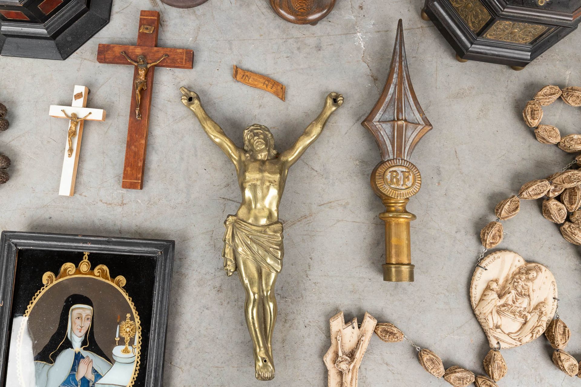 A large collection of crucifixes and religious items. (W:31 x H:90 cm) - Image 6 of 11
