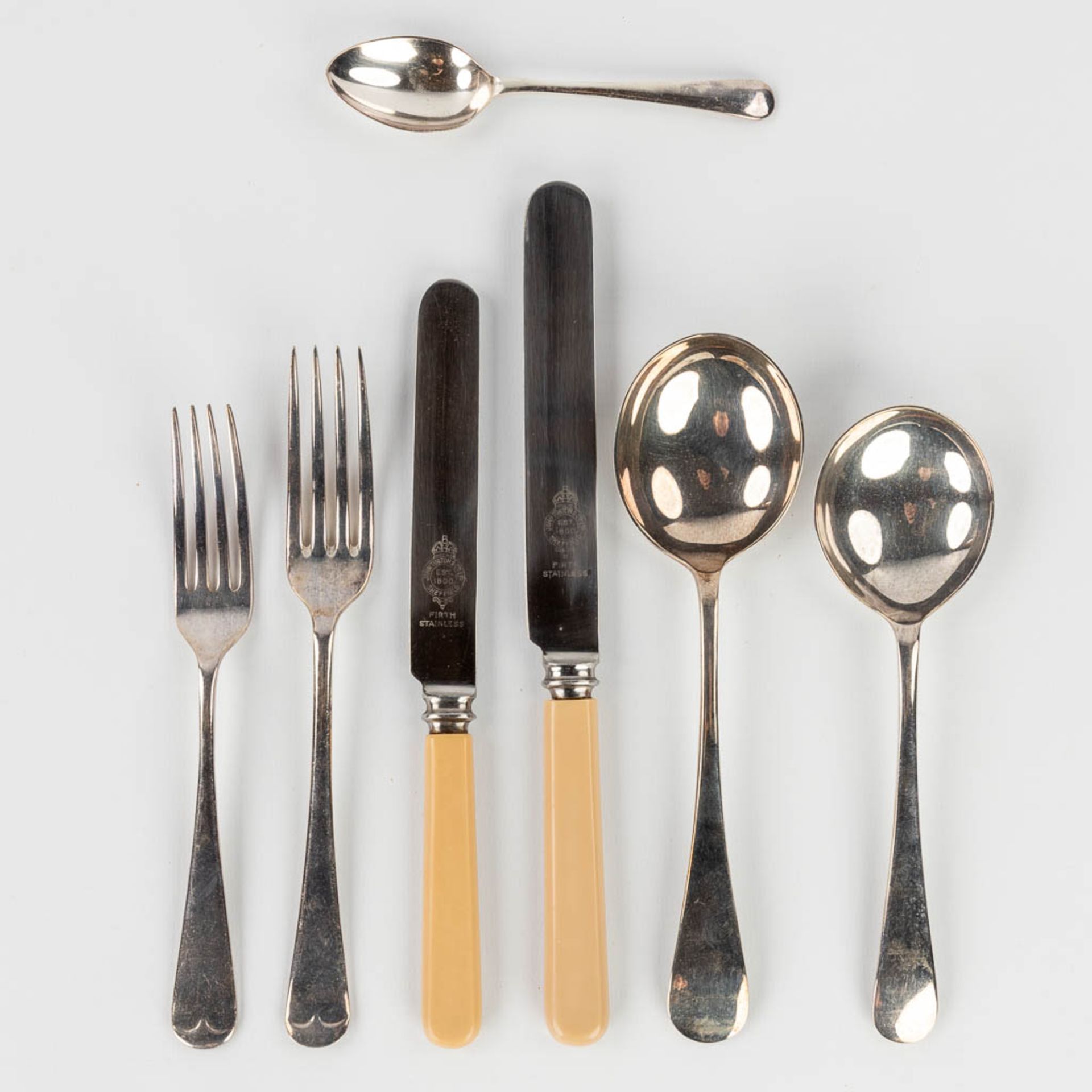 A vintage silver-plated cutlery in a wood chest. Made in the UK. (L:32 x W:47 x H:9 cm) - Image 5 of 17