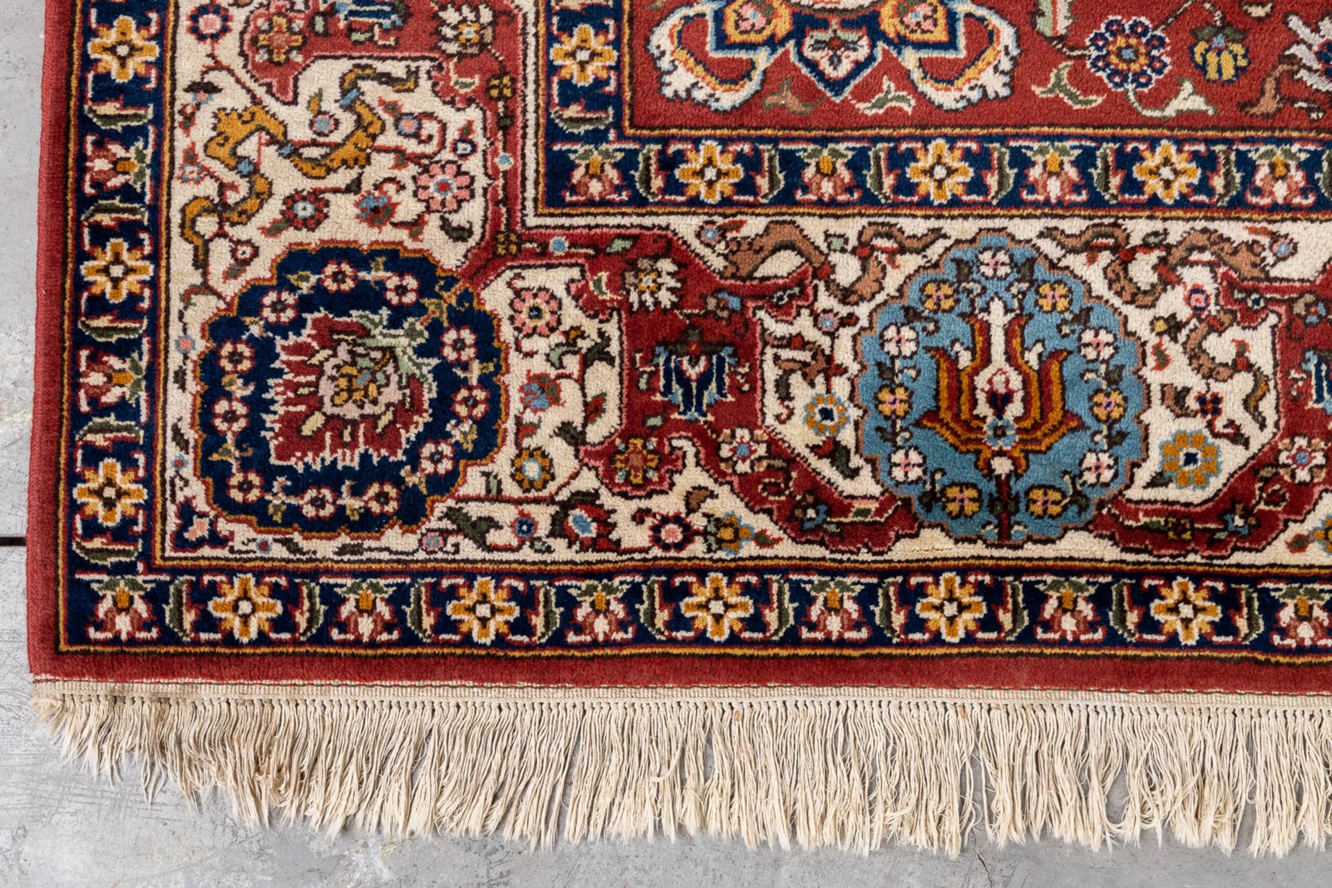 An Oriental hand-made carpet, Heriz. (L:360 x W:250 cm) - Image 6 of 9
