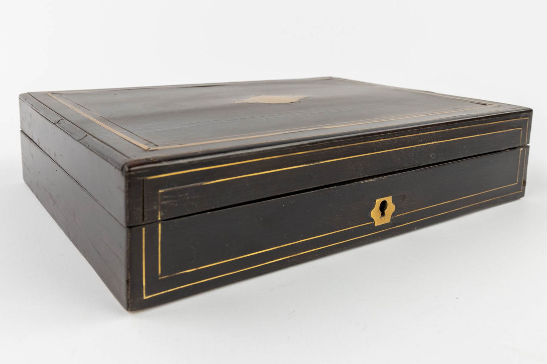 A game box, ebonised wood with copper inlay, Napoleon 3 periods. 19th C. (L:22 x W:30,5 x H:7 cm) - Bild 6 aus 9