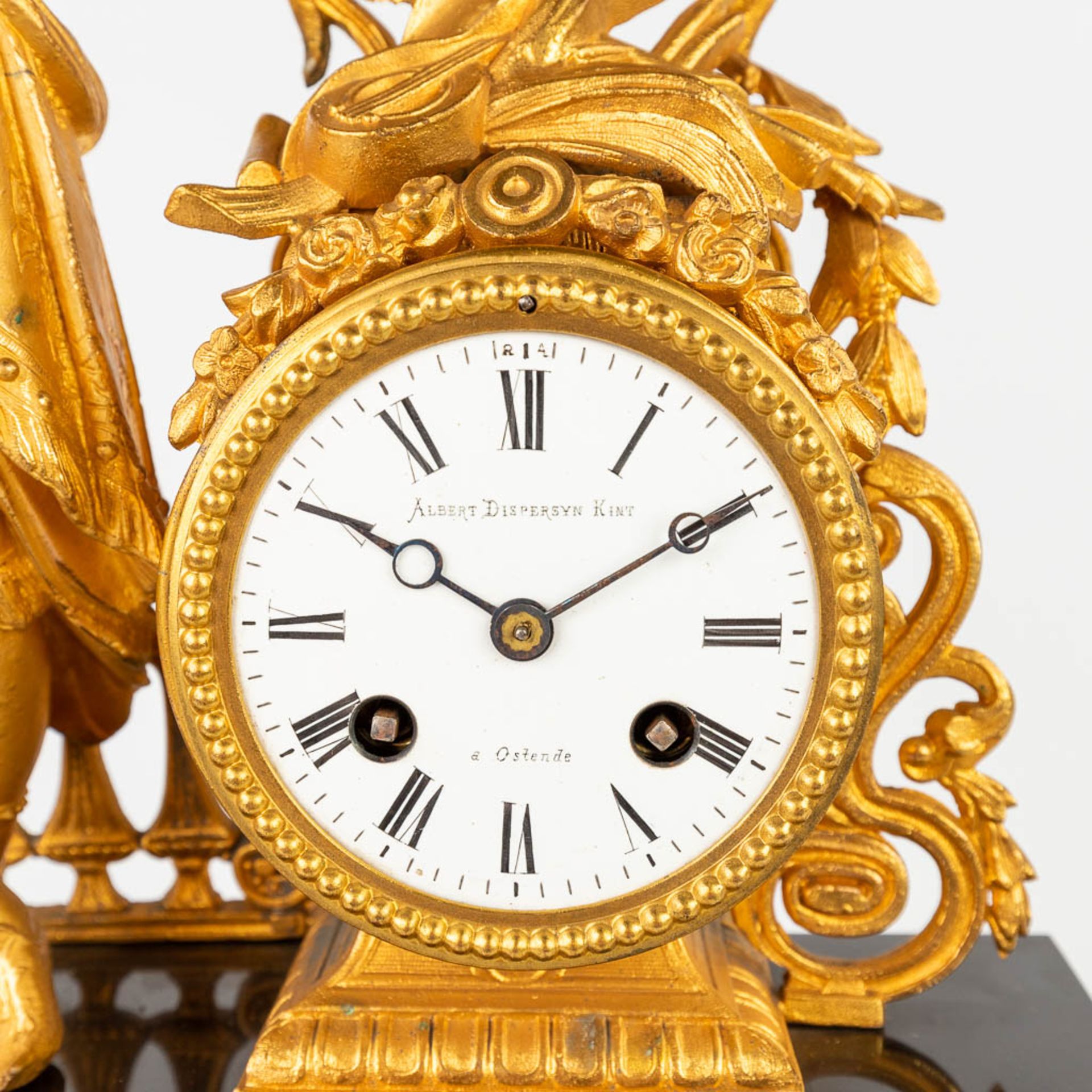 A mantle clock made of gilt spelter, standing under a glass dome. 19th C. (W:40 x H:47 cm) - Bild 10 aus 12