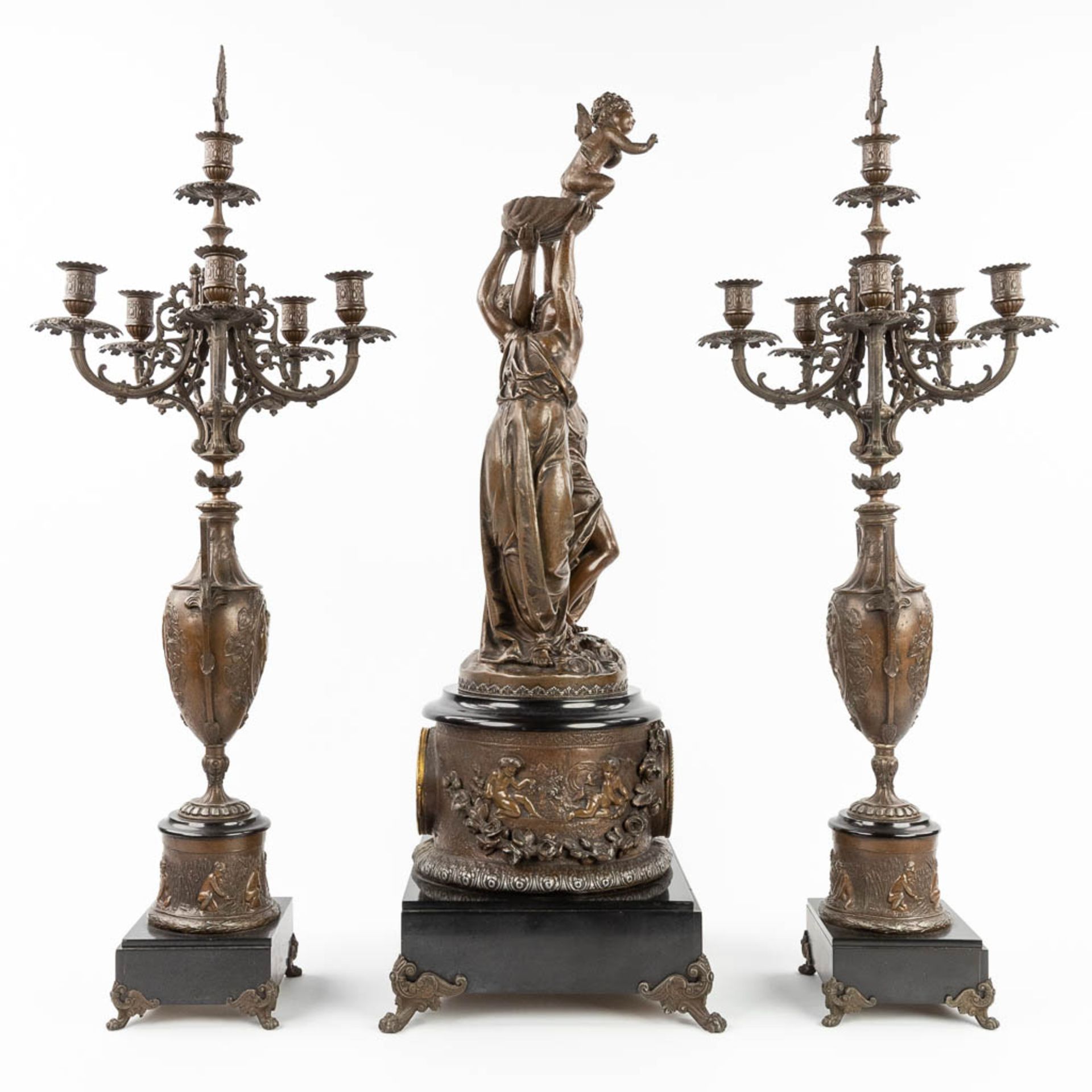 A three-piece garniture clock and candelabra, made of spelter and decorated with female figurines. ( - Bild 6 aus 16