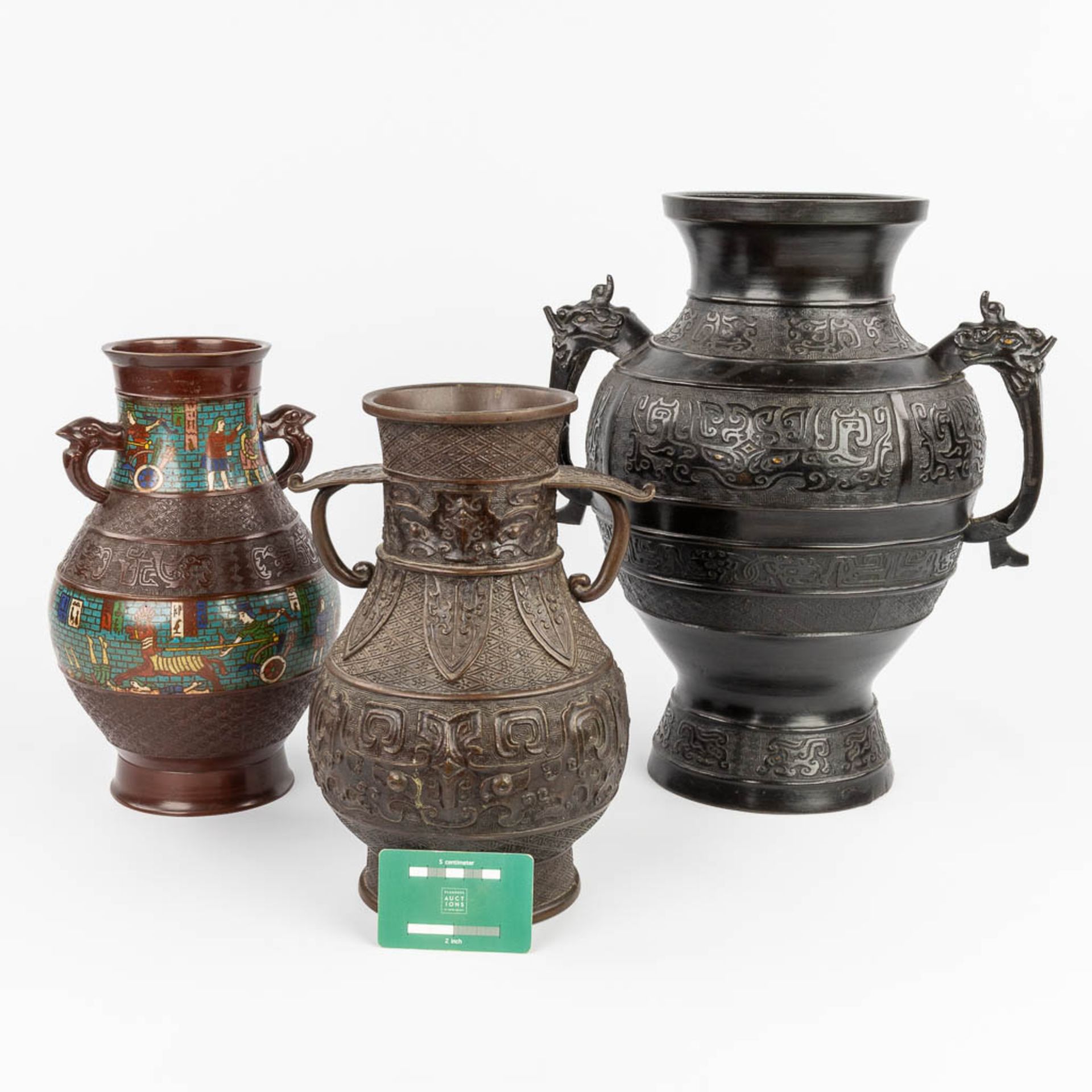 A collection of 3 Oriental vases made of bronze, of which one has a champslevŽ decor. (L:28 x W:35 - Bild 2 aus 19