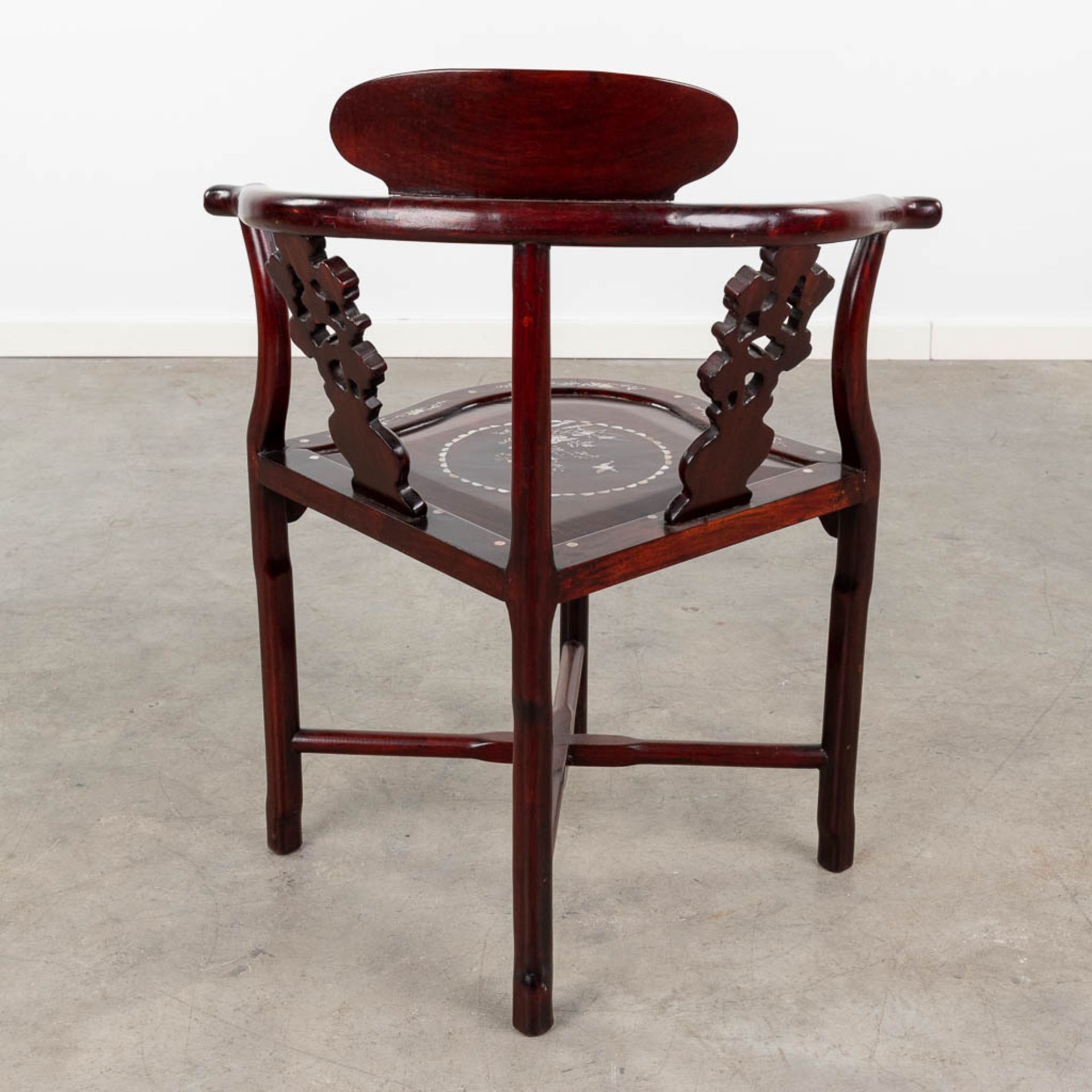 A set of Oriental cigogne side tables and a chair, decorated with mother of pearl. (L:55 x W:55 x H: - Bild 6 aus 18