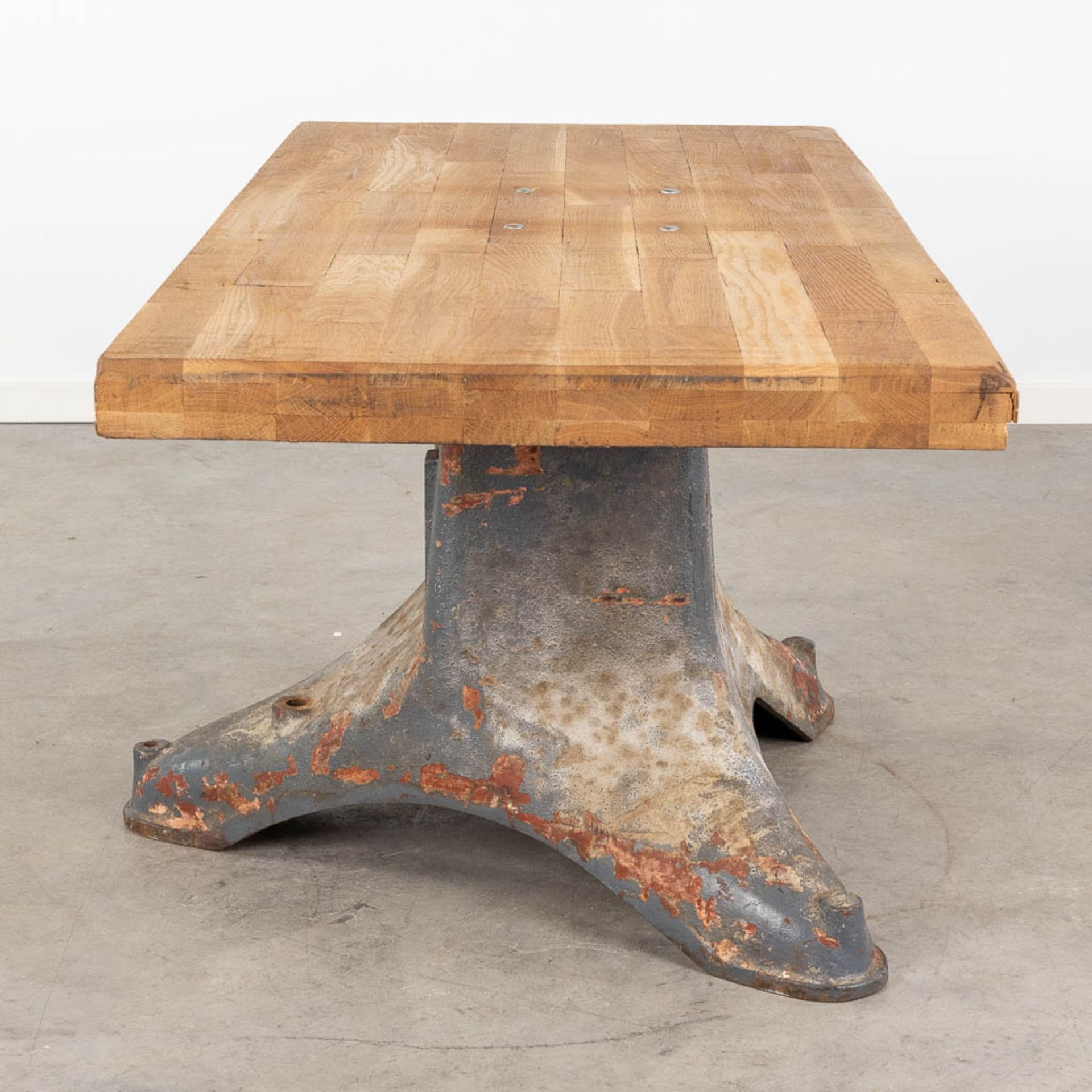 An industrial coffee table, standing on a metal base. (L:67 x W:138 x H:65 cm) - Bild 4 aus 9