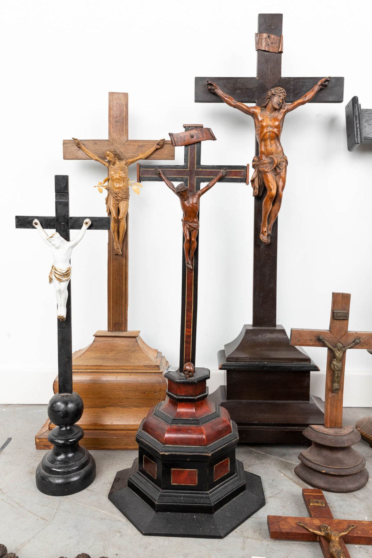 A large collection of crucifixes and religious items. (W:31 x H:90 cm) - Image 9 of 11