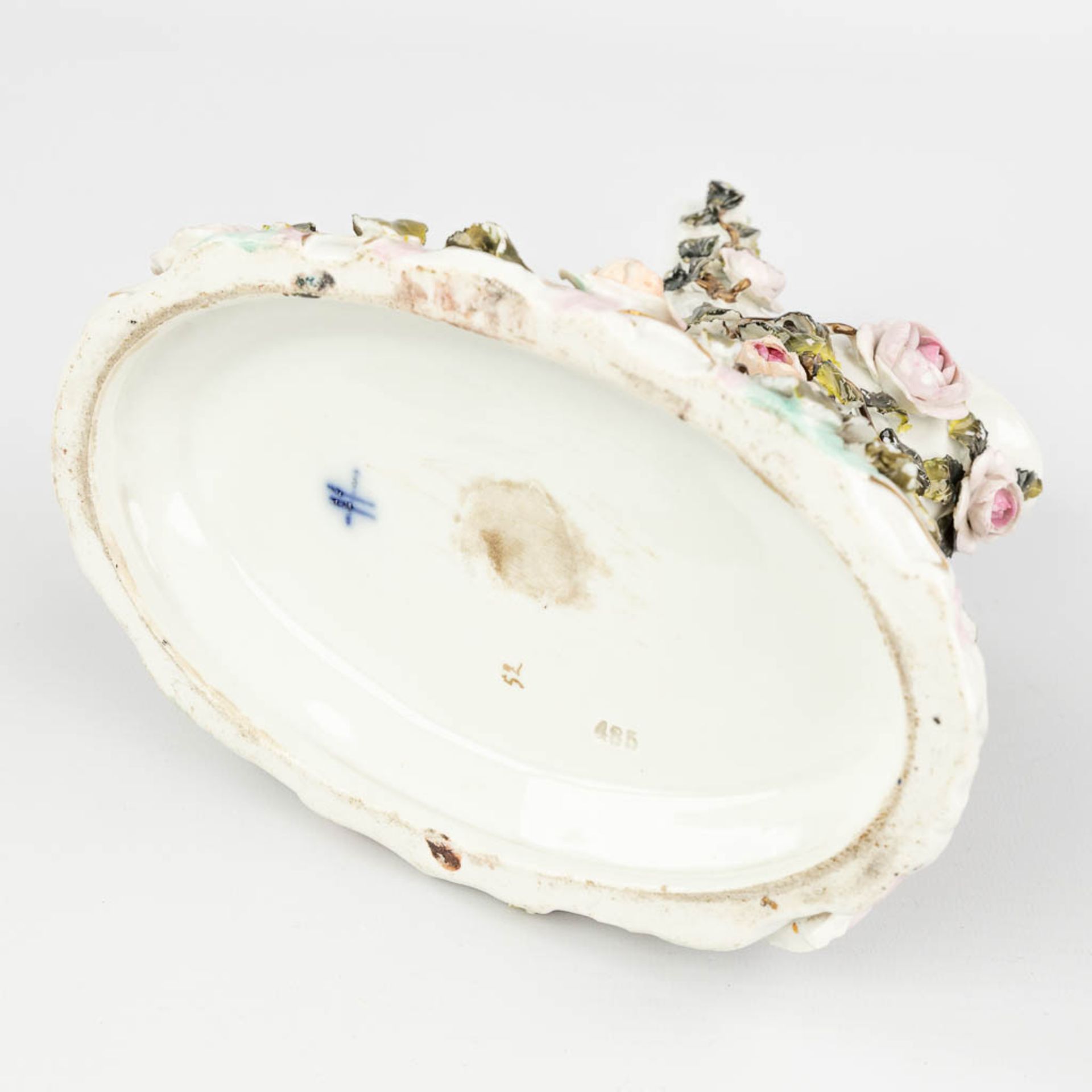 Sitzendorf & 'Royal Vienna' a set of 2 porcelain items. (L:12 x W:20 x H:23 cm) - Image 3 of 22