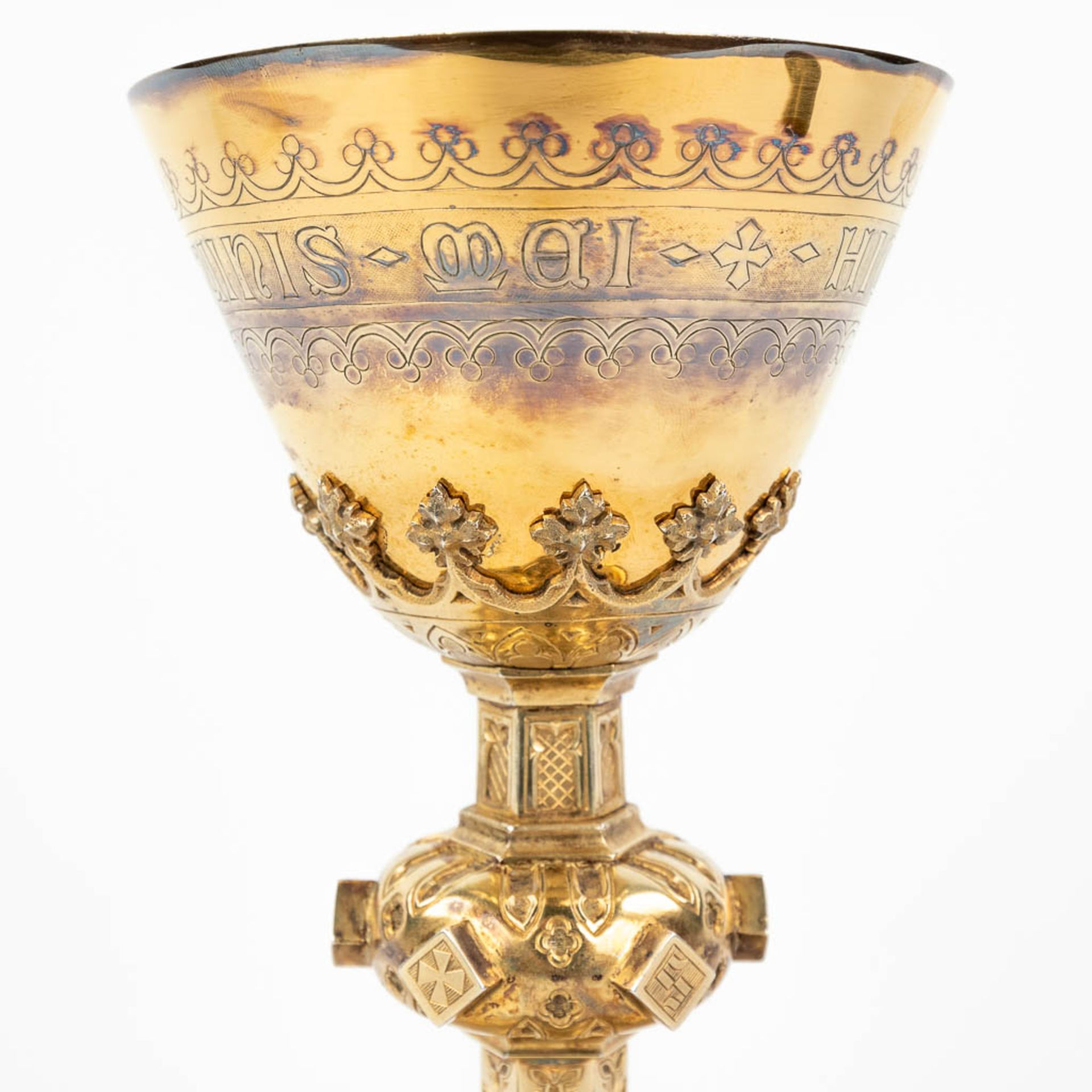 A gothic revival chalice with paten, spoon and sacramental bread box in the original box. (H:22,5 x - Image 19 of 25
